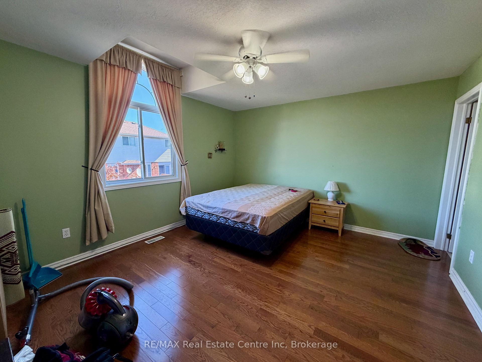 Photo 19 of 162 Clairfields Drive W, Guelph, Clairfields/Hanlon Business Park — HOMEH