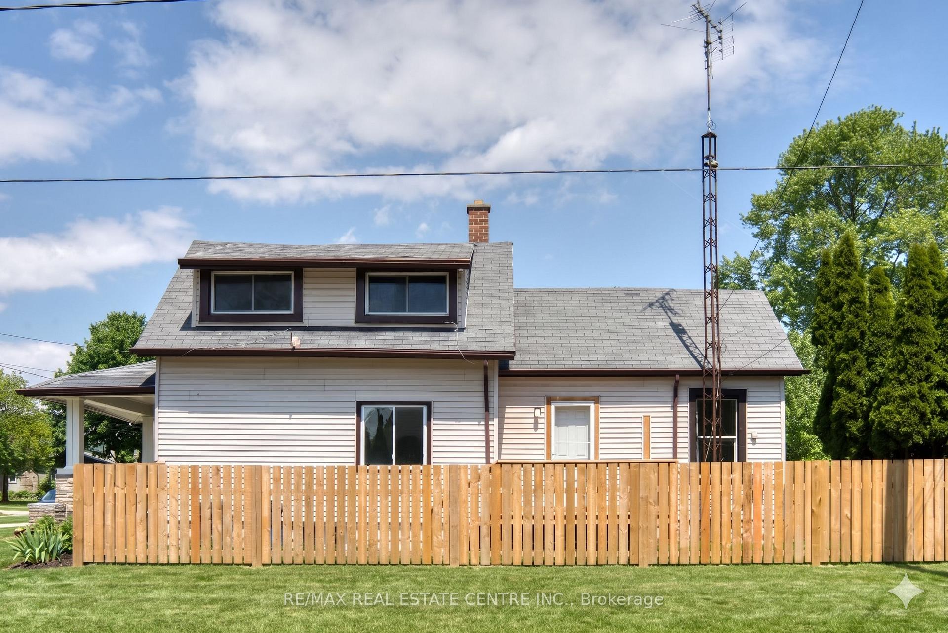 Photo 3 of 88 Lorne Avenue, Chatham-Kent — HOMEH
