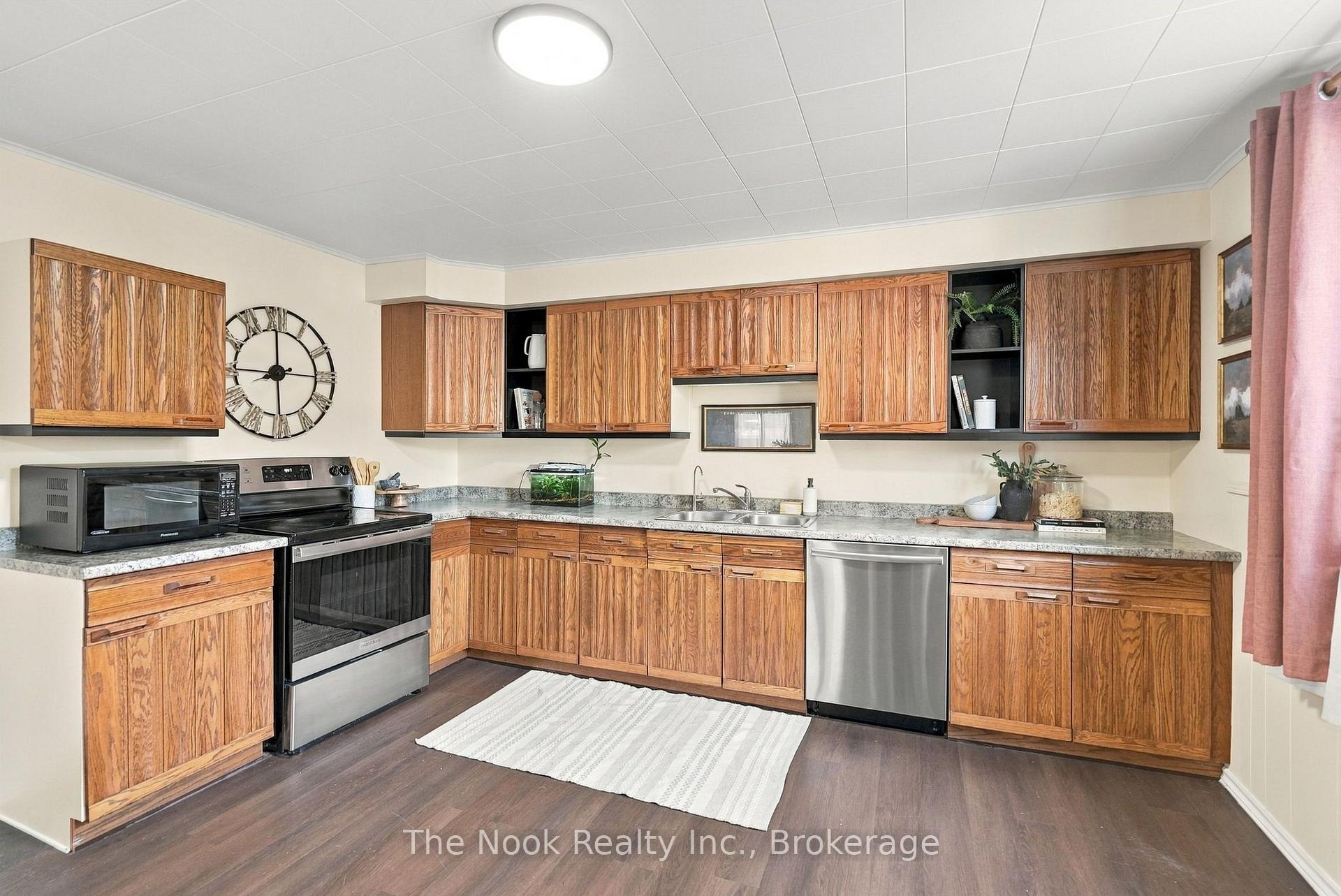 Photo 19 of 64 Wellington Street, Clarington, Bowmanville — HOMEH