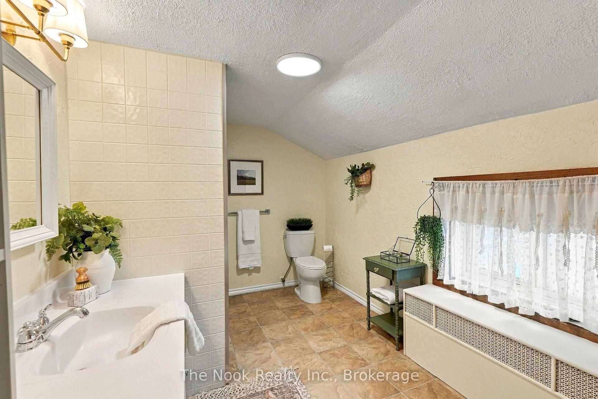 Photo 42 of 64 Wellington Street, Clarington, Bowmanville — HOMEH