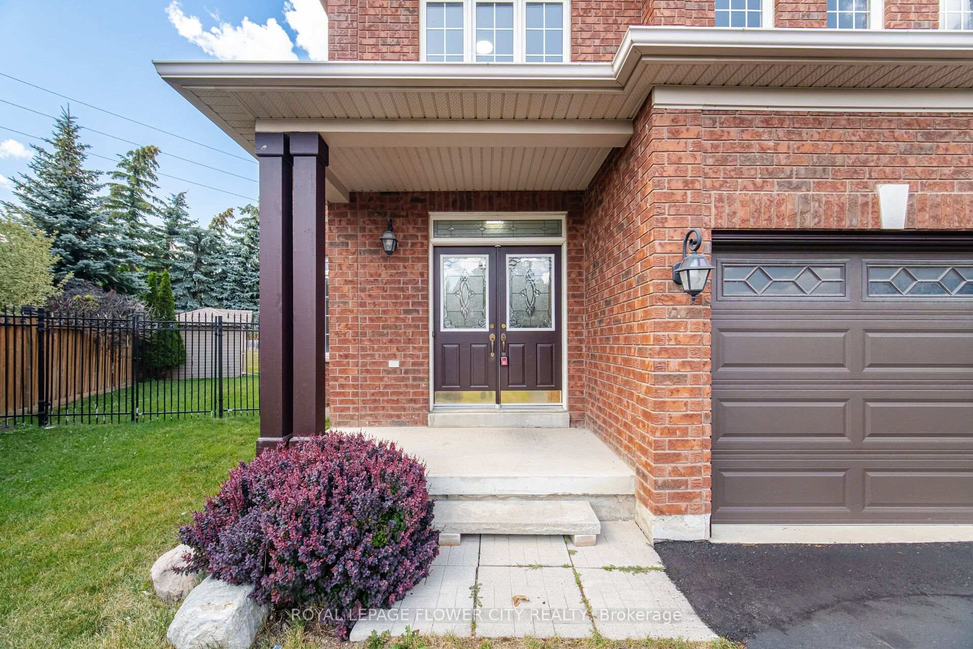 Photo 4 of 56 Laurentide Crescent, Brampton, Vales of Castlemore North — HOMEH
