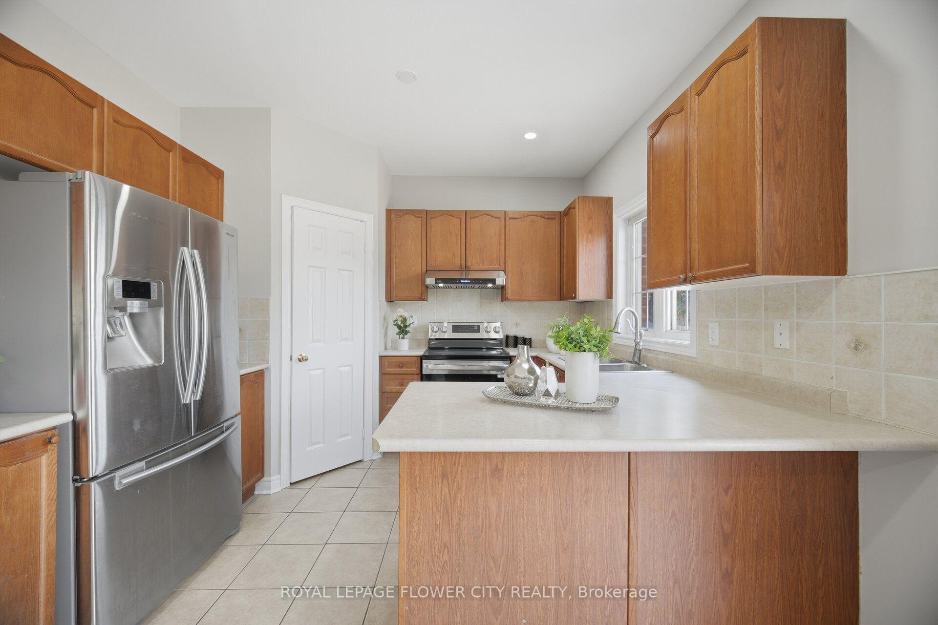 Photo 10 of 56 Laurentide Crescent, Brampton, Vales of Castlemore North — HOMEH