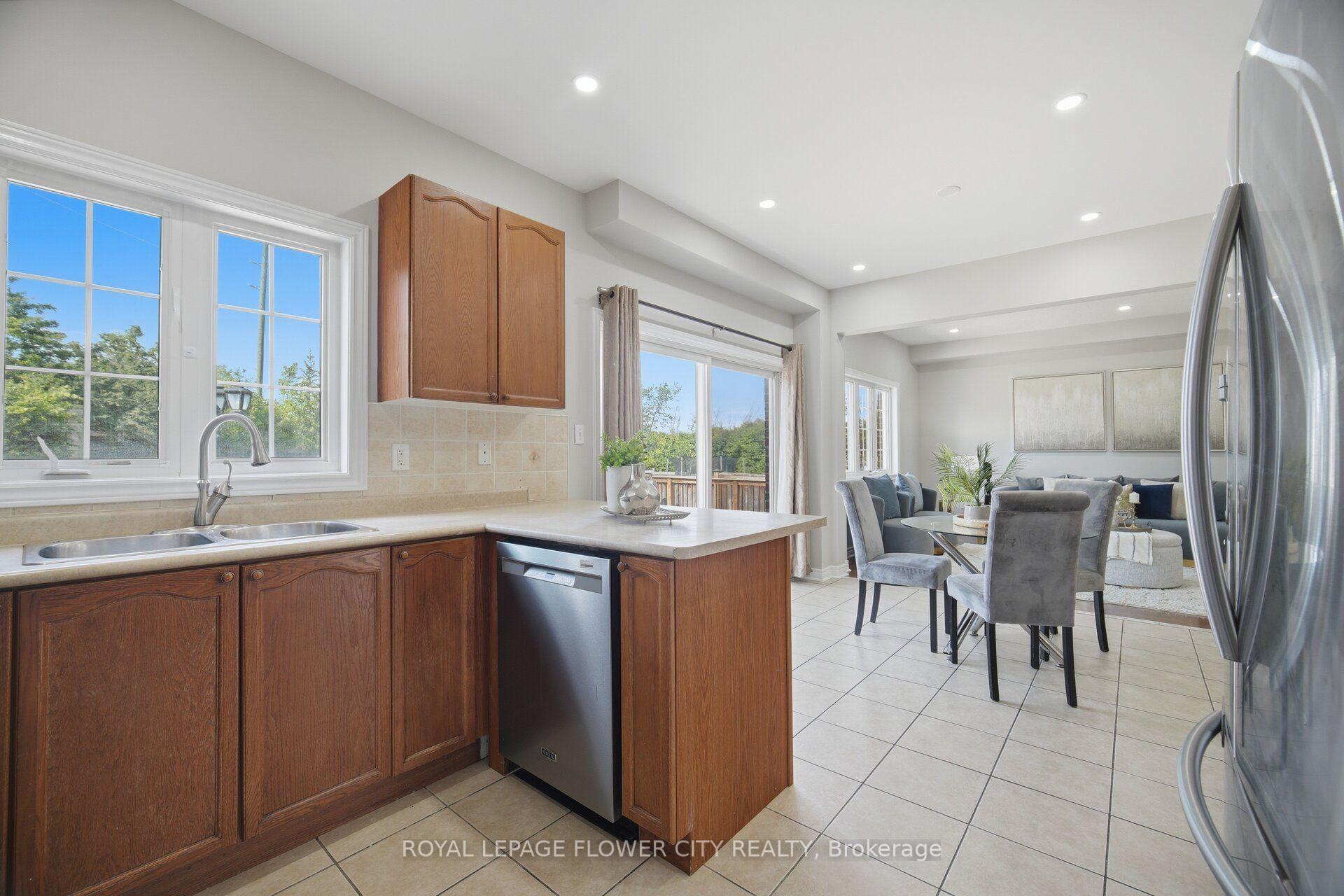 Photo 11 of 56 Laurentide Crescent, Brampton, Vales of Castlemore North — HOMEH