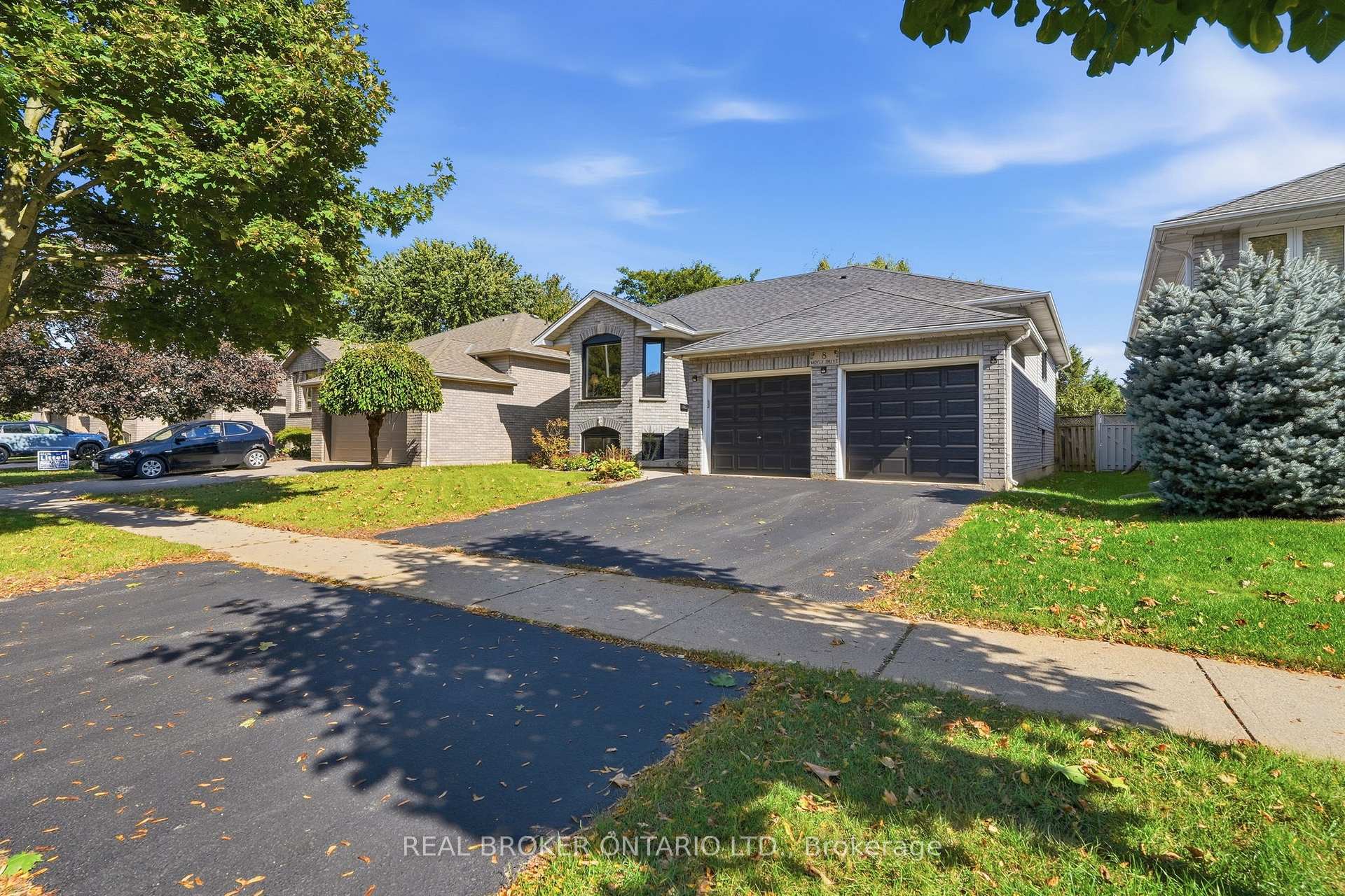 Photo 2 of 8 Moyle Drive, Brantford, Mayfair — HOMEH