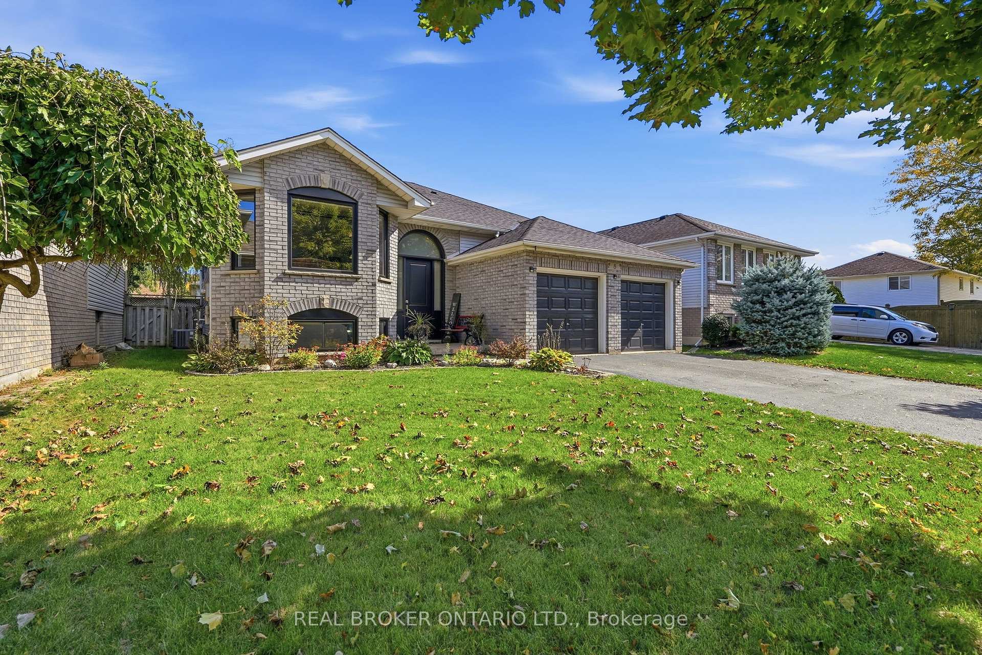 Photo 3 of 8 Moyle Drive, Brantford, Mayfair — HOMEH
