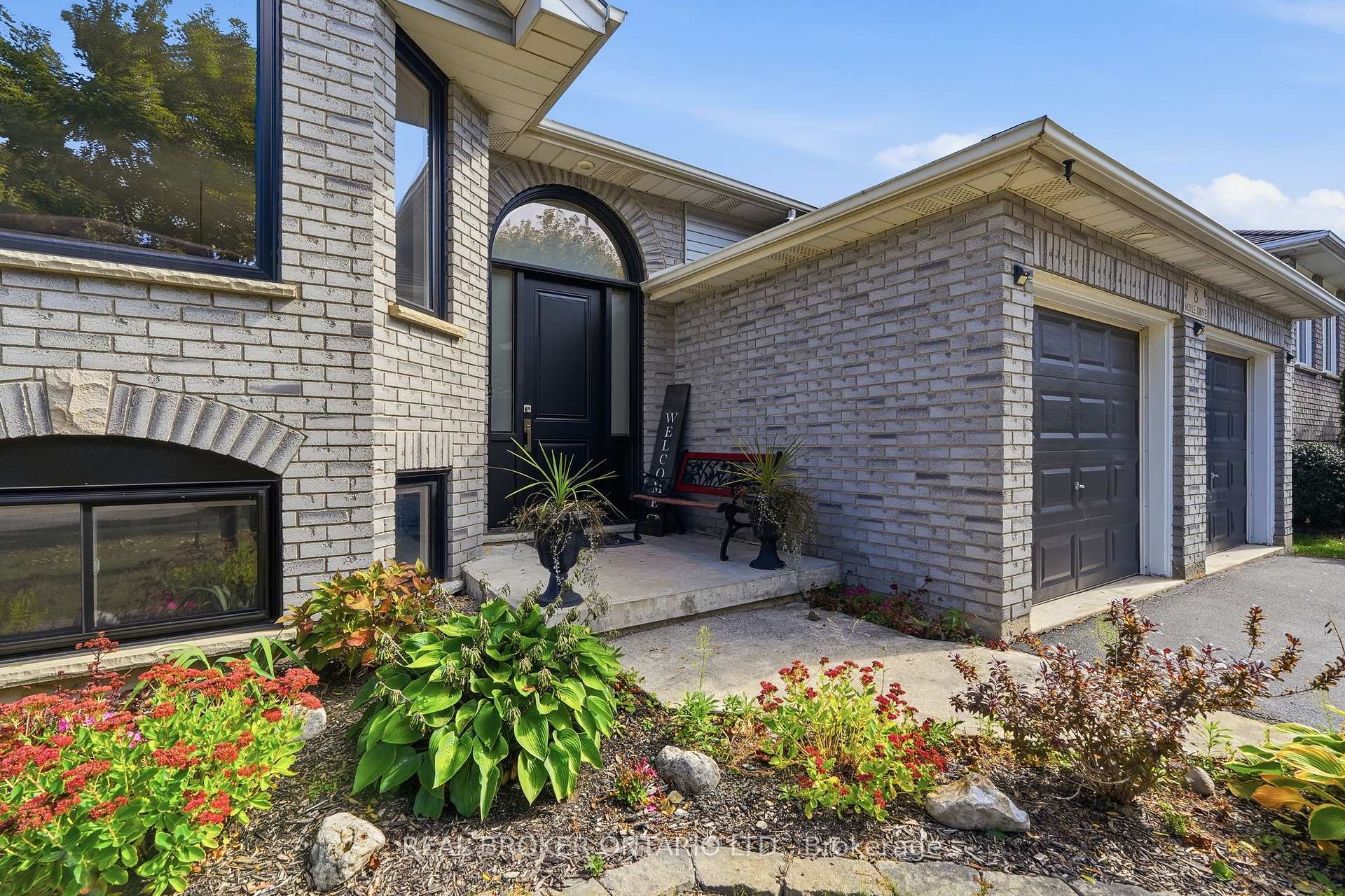 Photo 4 of 8 Moyle Drive, Brantford, Mayfair — HOMEH