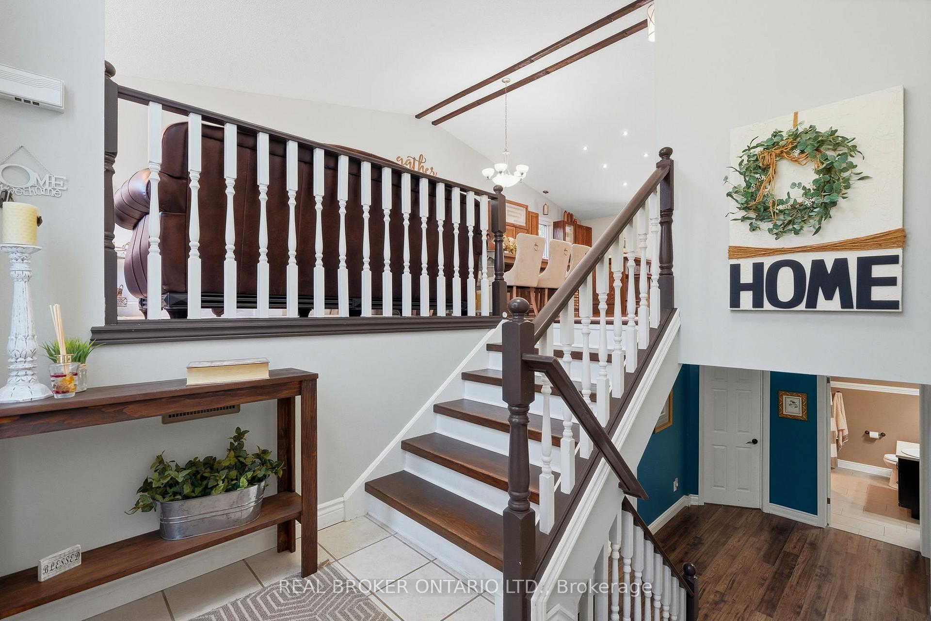 Photo 5 of 8 Moyle Drive, Brantford, Mayfair — HOMEH