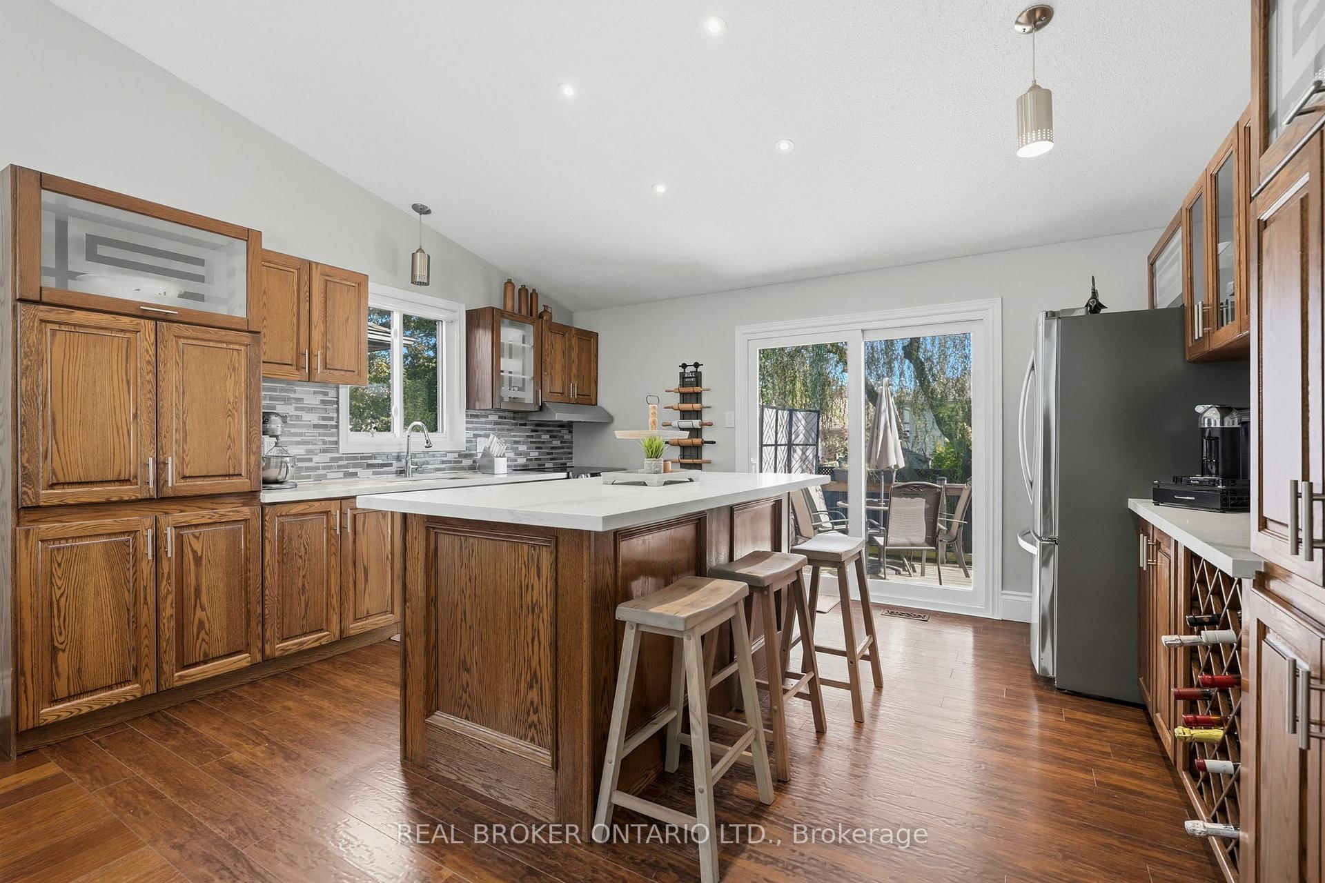 Photo 11 of 8 Moyle Drive, Brantford, Mayfair — HOMEH