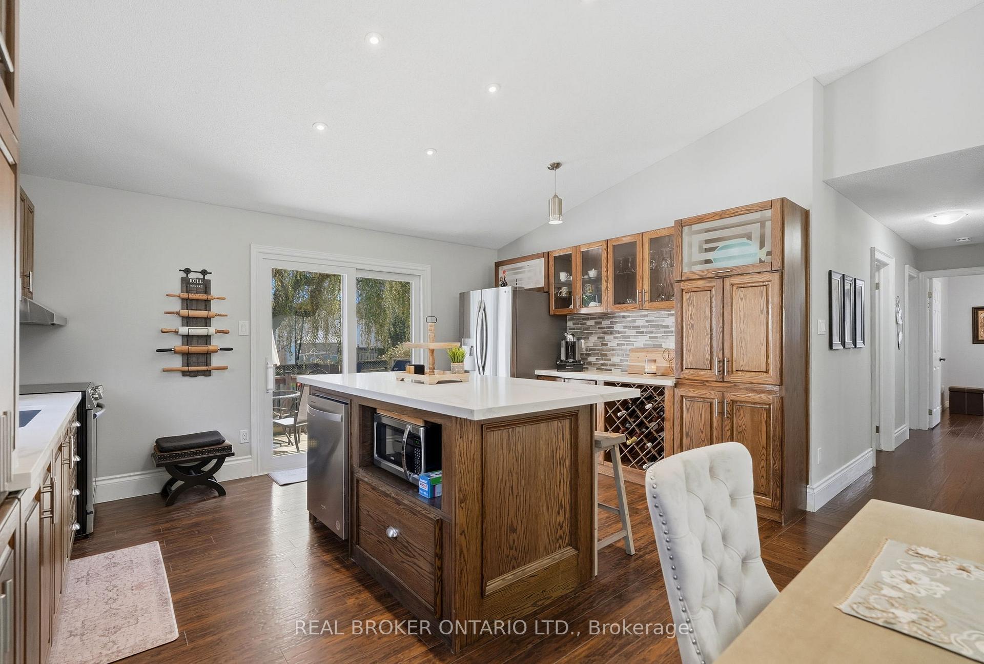 Photo 13 of 8 Moyle Drive, Brantford, Mayfair — HOMEH