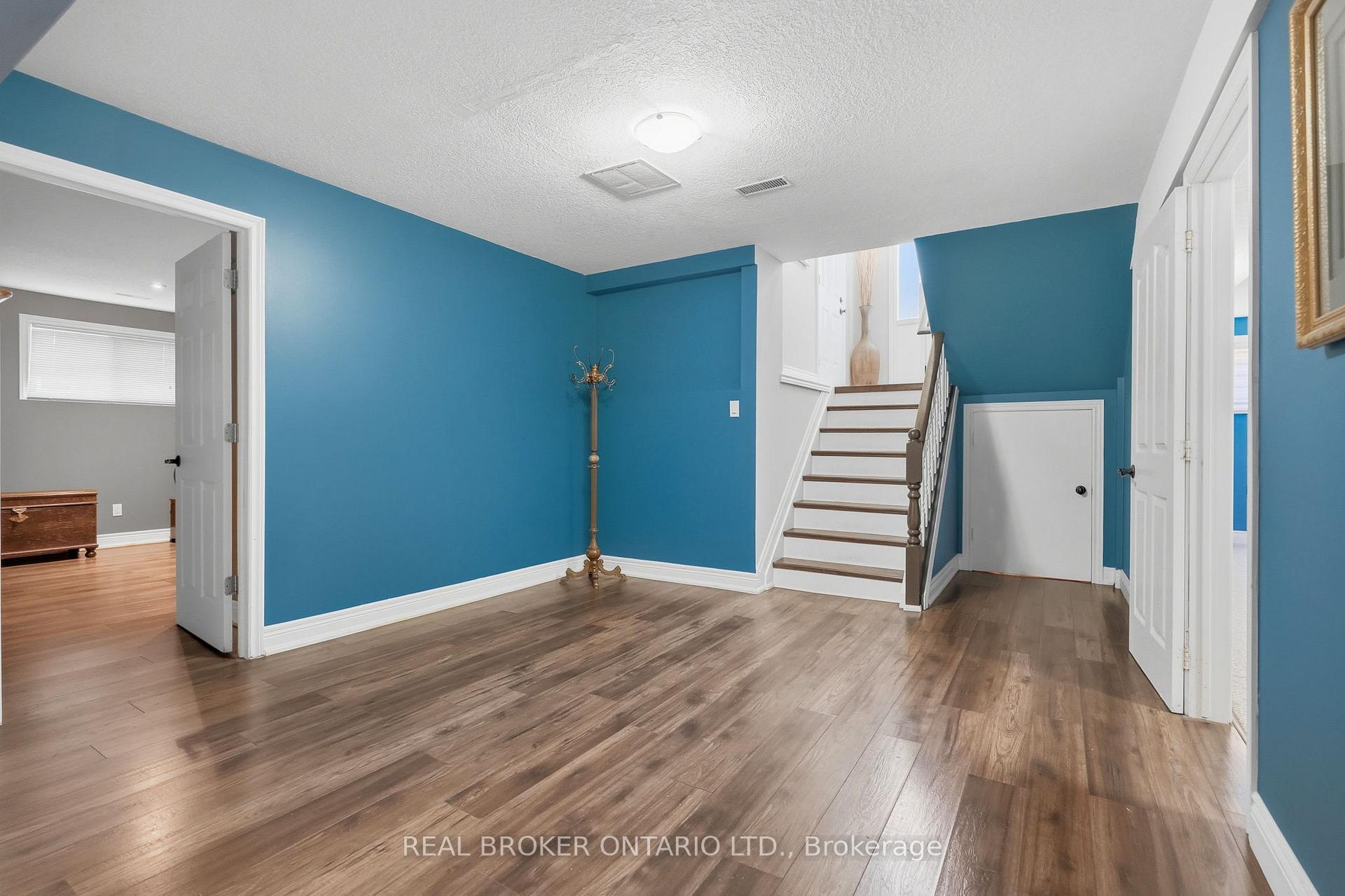 Photo 26 of 8 Moyle Drive, Brantford, Mayfair — HOMEH