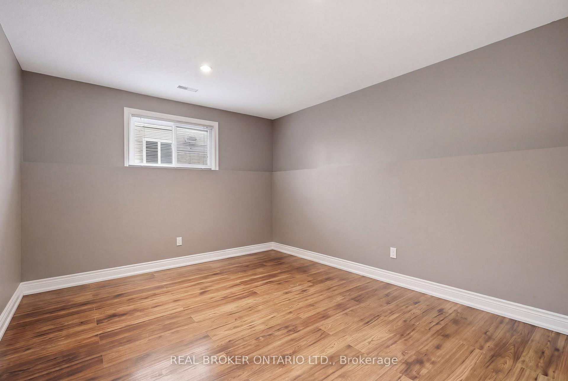 Photo 33 of 8 Moyle Drive, Brantford, Mayfair — HOMEH