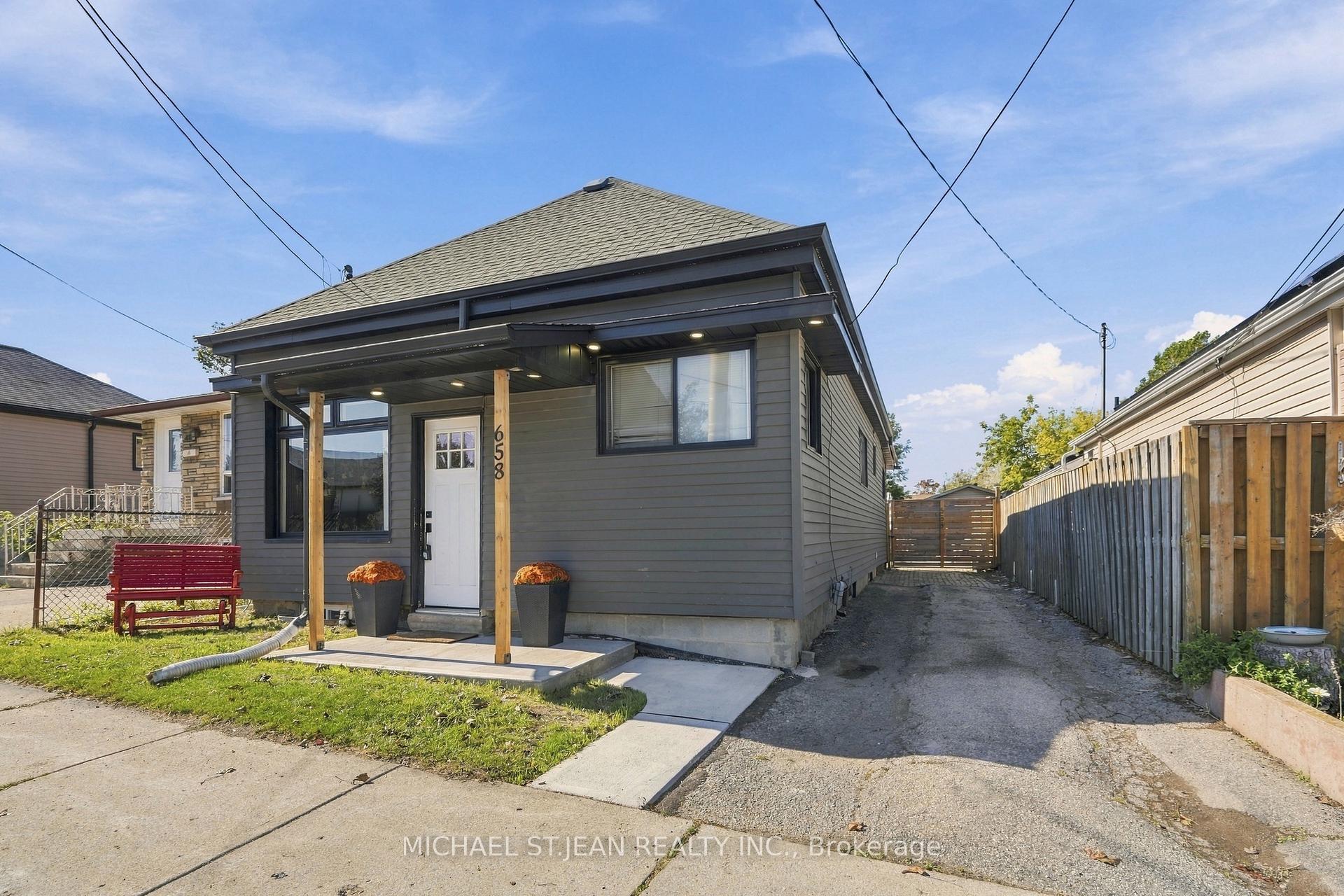 Photo 2 of 658 Upper Wellington Street, Hamilton, Centremount — HOMEH