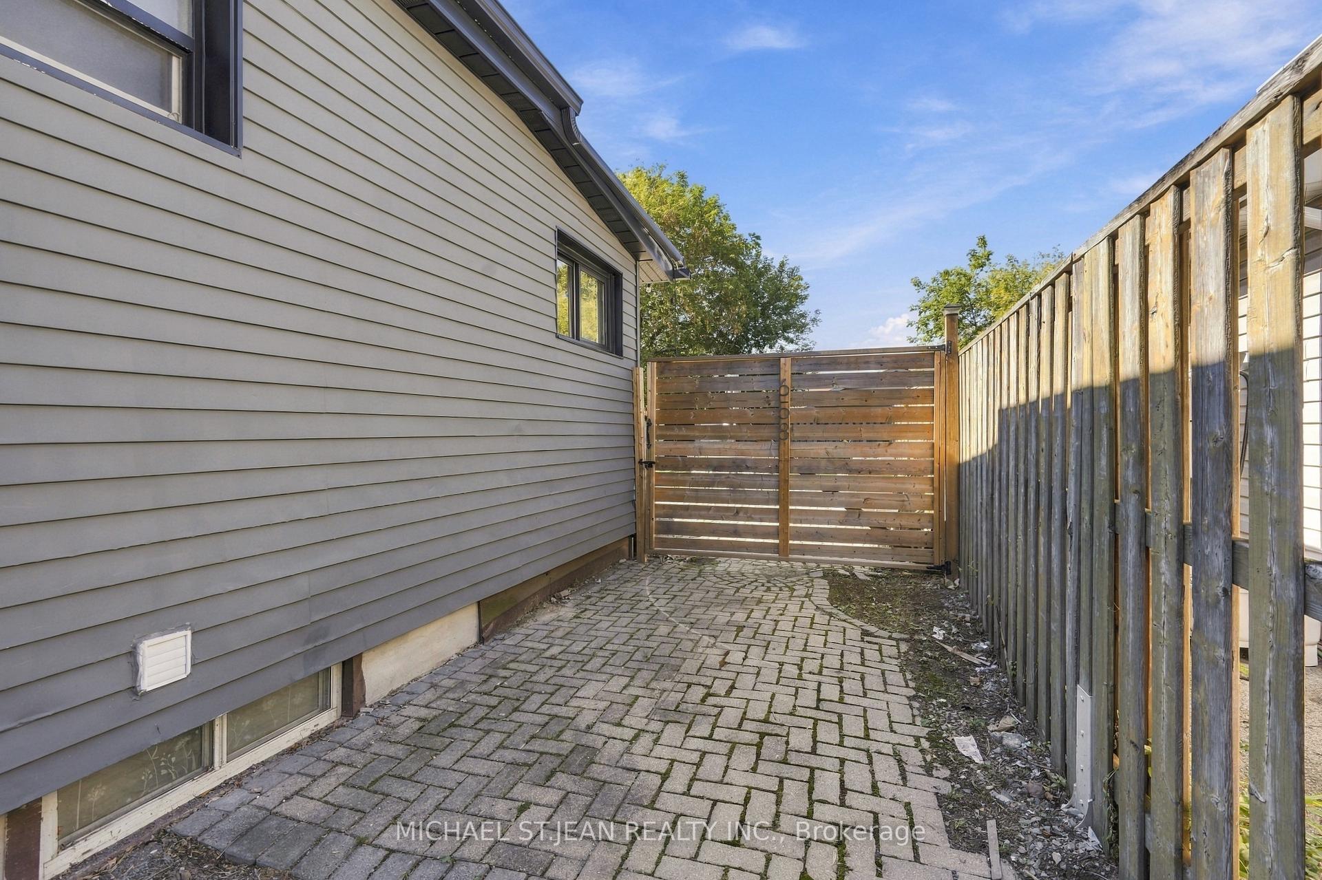Photo 5 of 658 Upper Wellington Street, Hamilton, Centremount — HOMEH