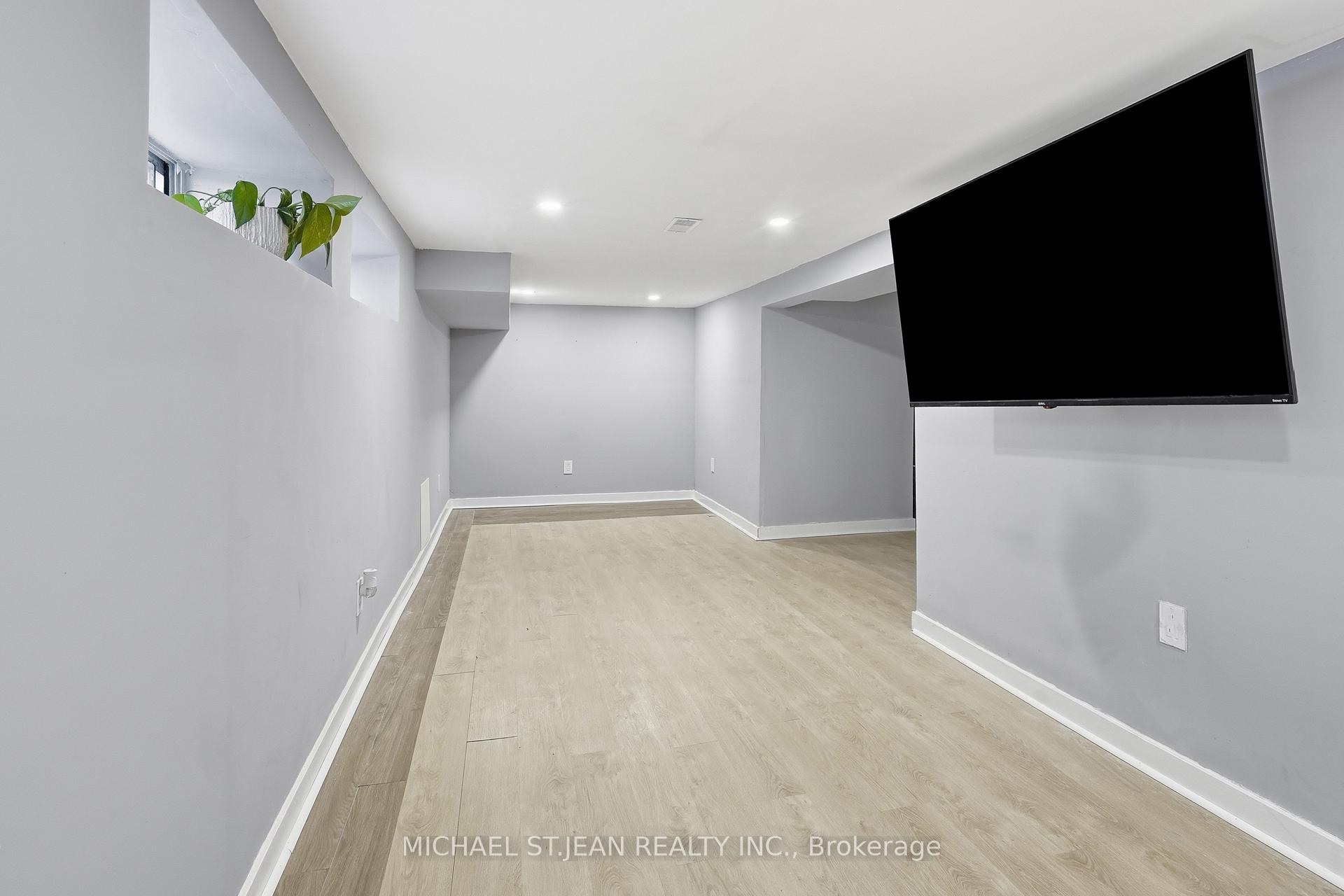 Photo 32 of 658 Upper Wellington Street, Hamilton, Centremount — HOMEH