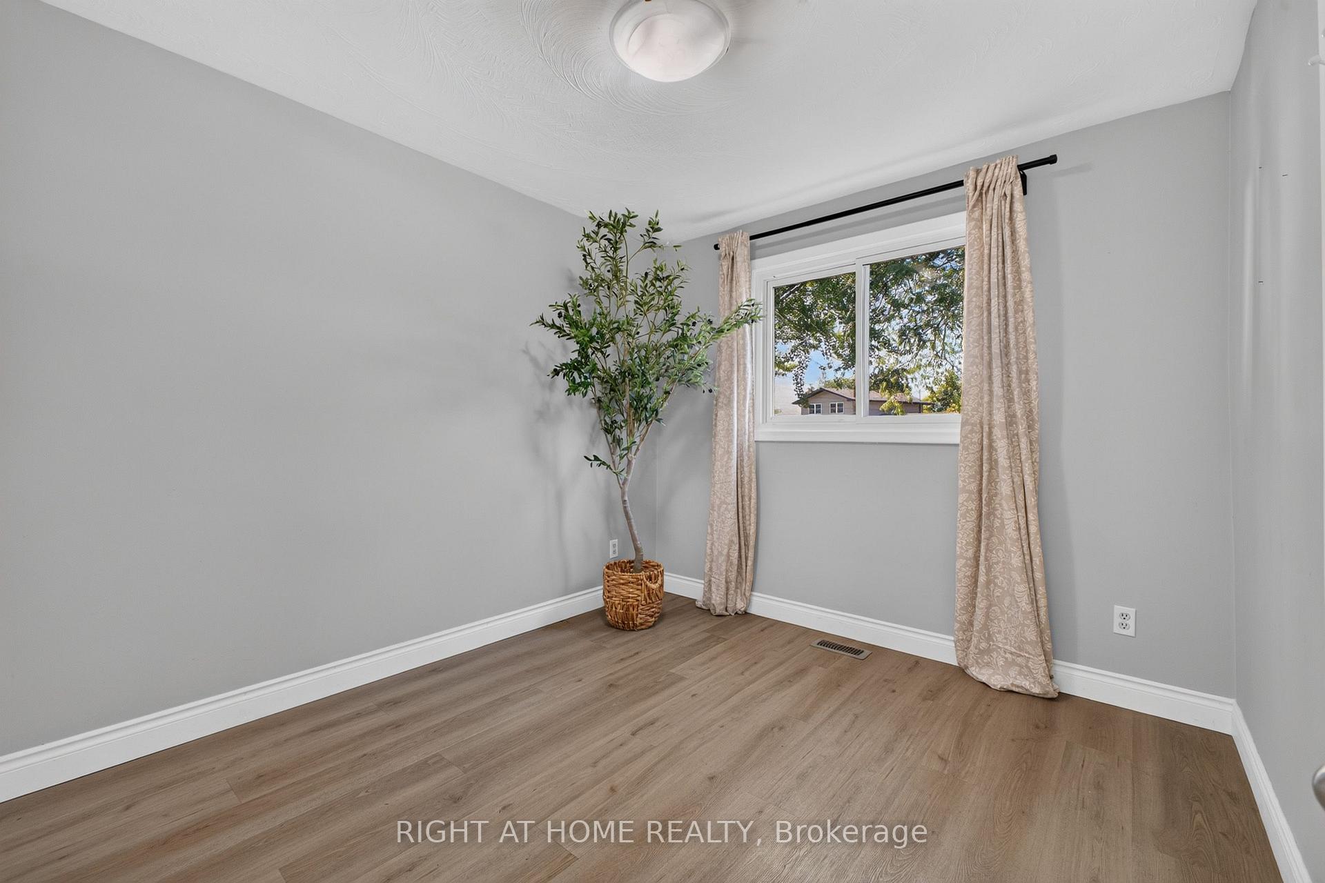 Photo 16 of 13 Crawford Drive, Hamilton, Kentley — HOMEH