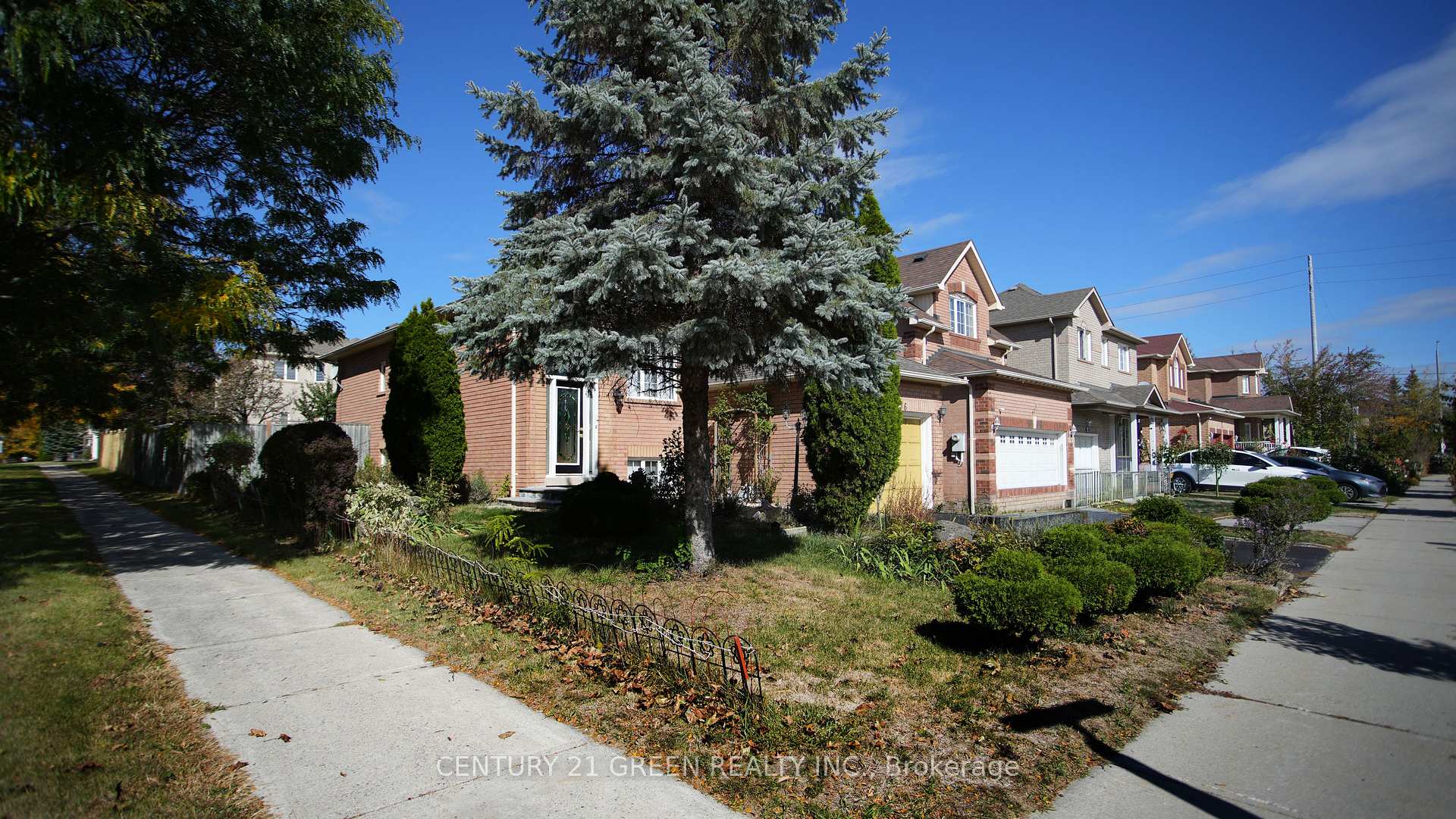 Photo 3 of 836 Avocado Crescent, Mississauga, Meadowvale Village — HOMEH