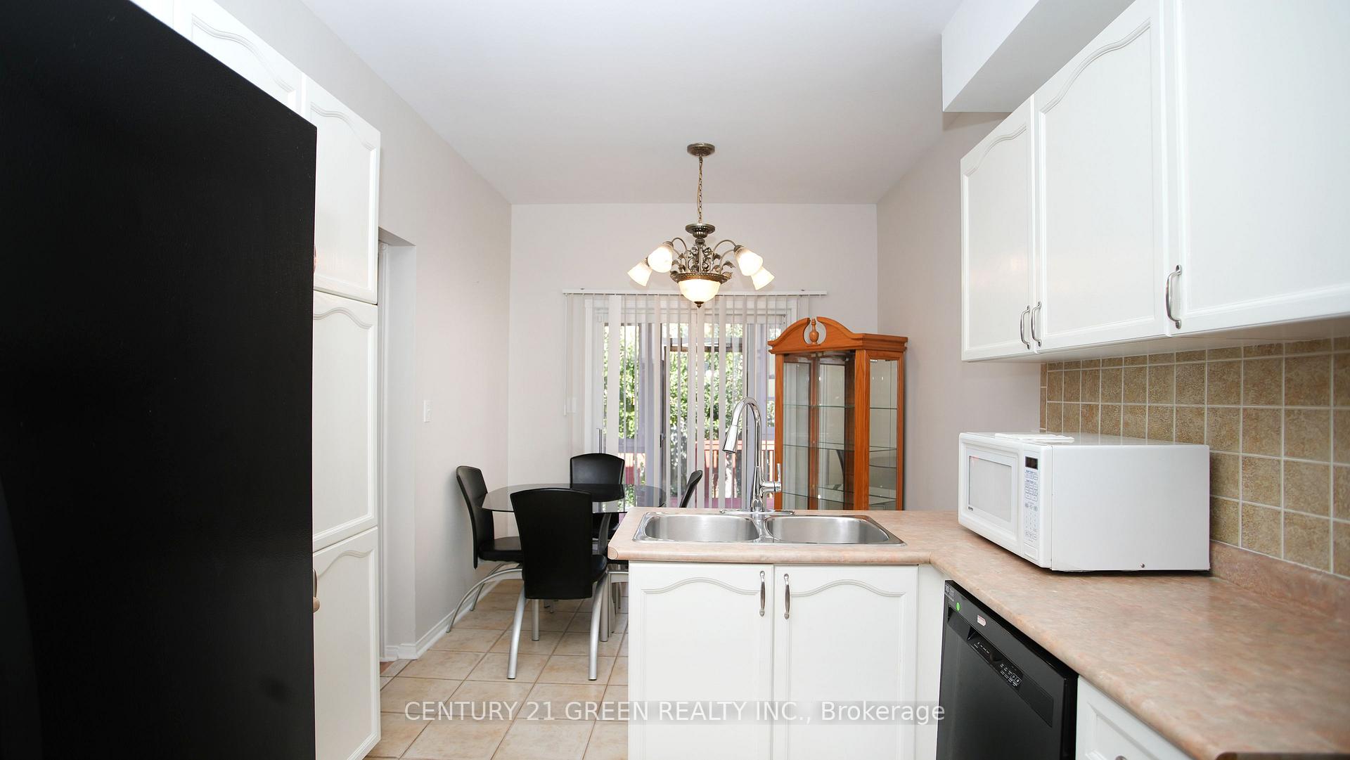Photo 7 of 836 Avocado Crescent, Mississauga, Meadowvale Village — HOMEH