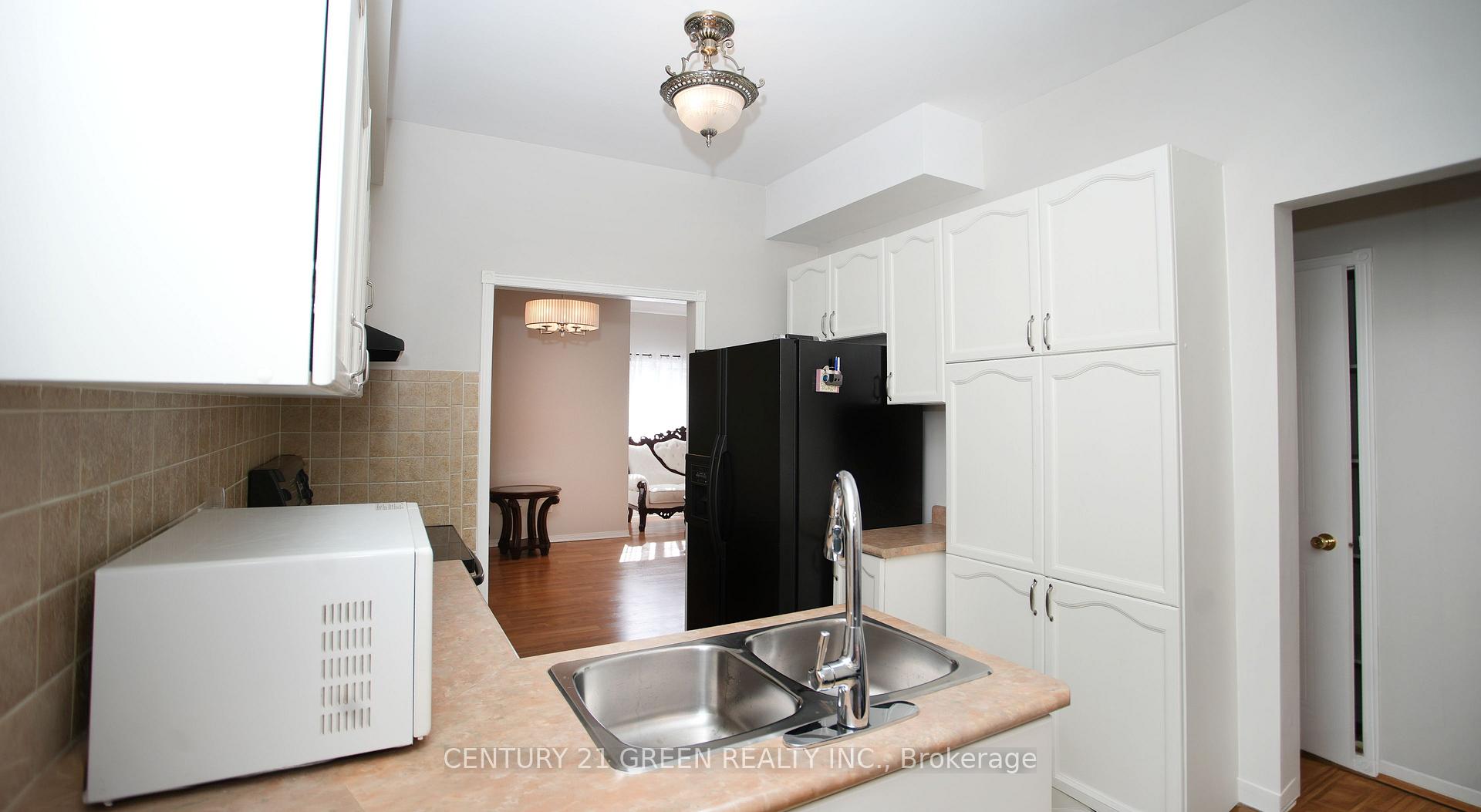 Photo 9 of 836 Avocado Crescent, Mississauga, Meadowvale Village — HOMEH