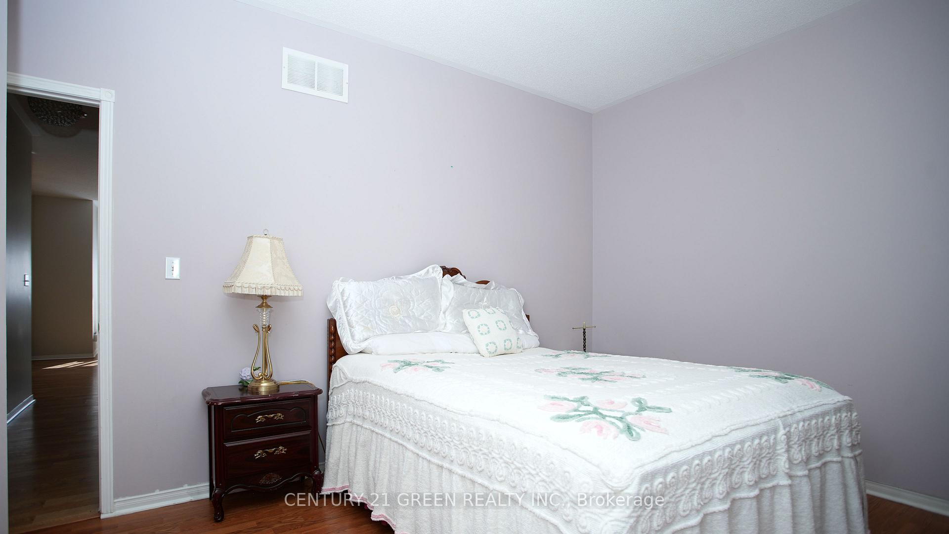 Photo 13 of 836 Avocado Crescent, Mississauga, Meadowvale Village — HOMEH
