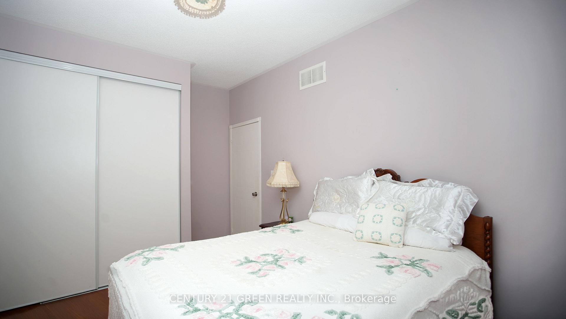 Photo 14 of 836 Avocado Crescent, Mississauga, Meadowvale Village — HOMEH