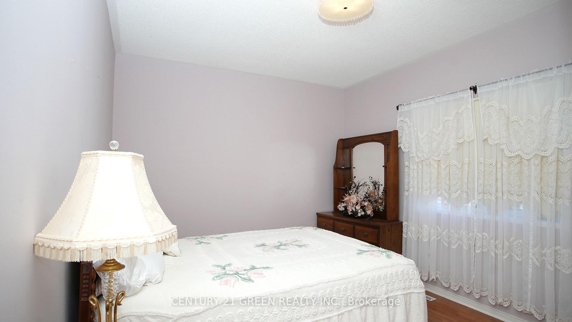 Photo 15 of 836 Avocado Crescent, Mississauga, Meadowvale Village — HOMEH