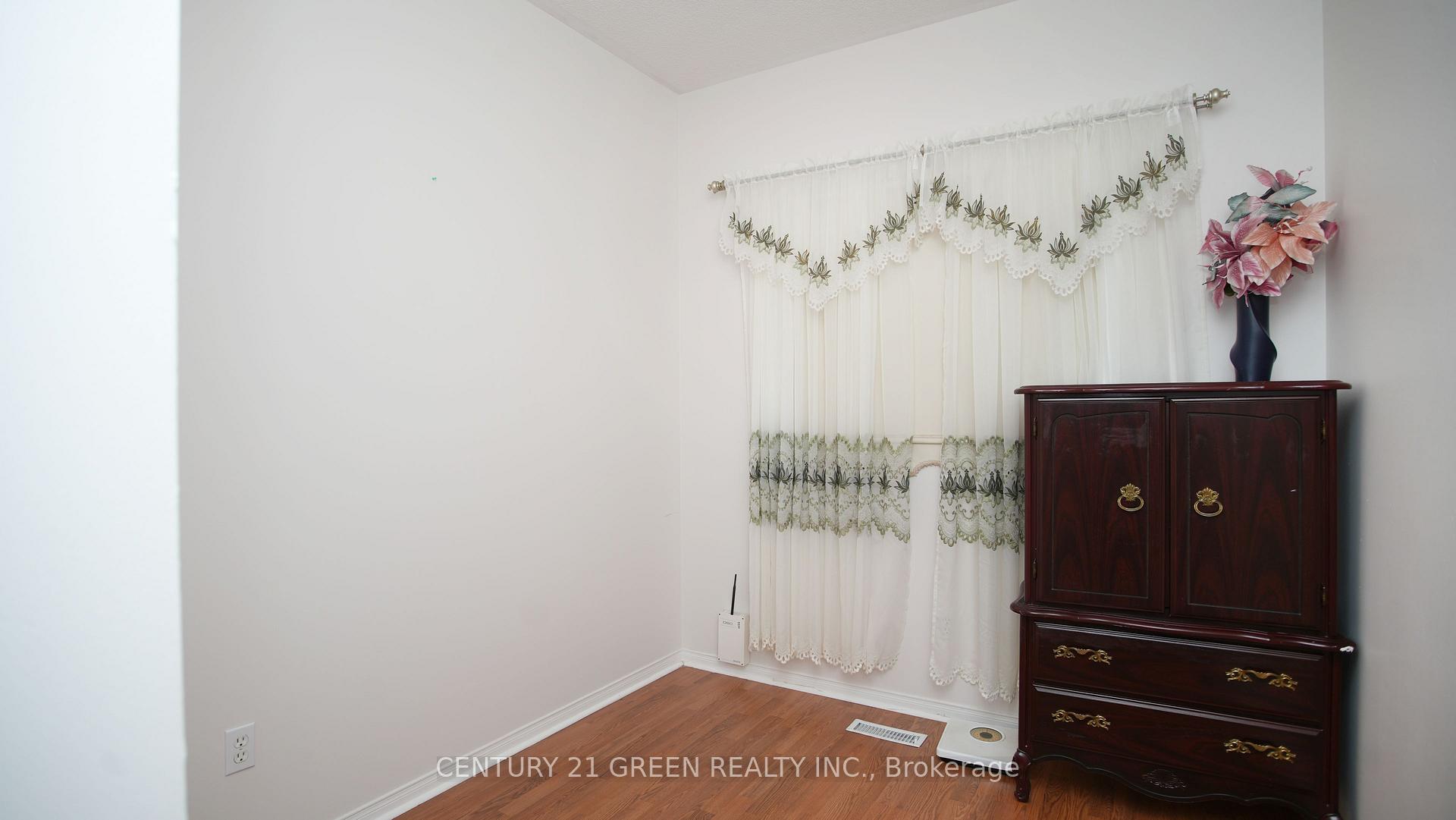 Photo 18 of 836 Avocado Crescent, Mississauga, Meadowvale Village — HOMEH