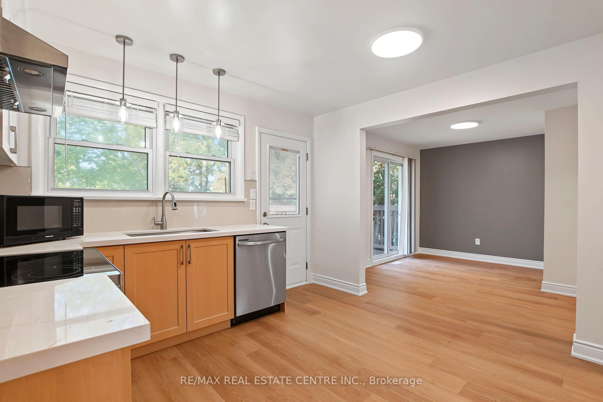 Photo 2 of 143 Elgin Crescent, Waterloo, Lincoln Heights — HOMEH