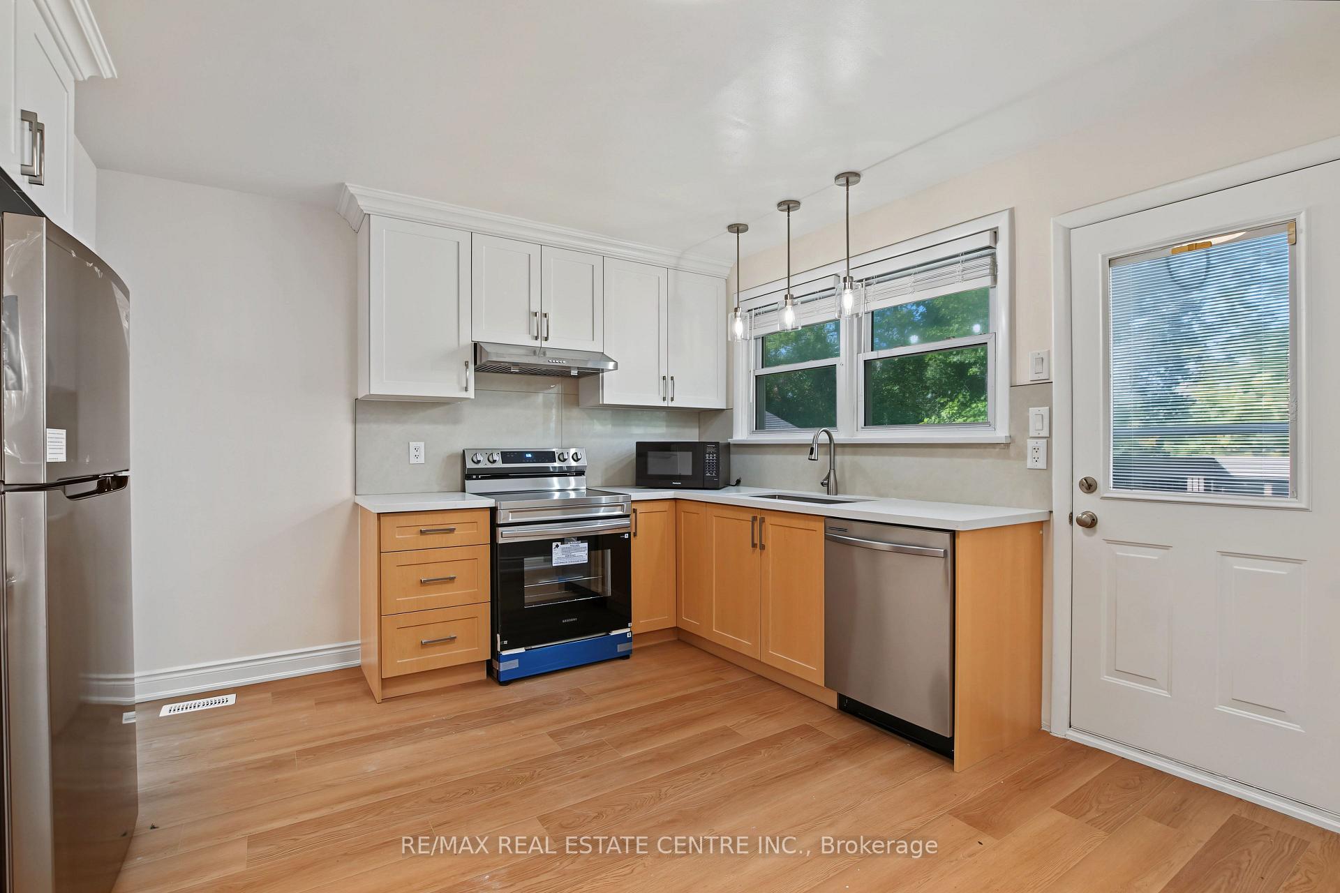 Photo 3 of 143 Elgin Crescent, Waterloo, Lincoln Heights — HOMEH
