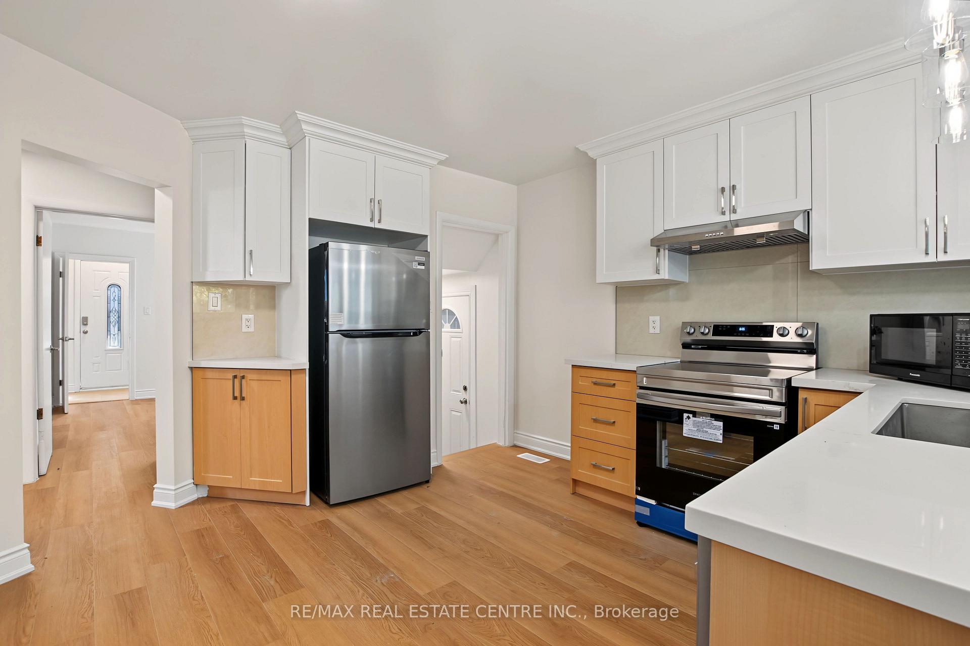Photo 5 of 143 Elgin Crescent, Waterloo, Lincoln Heights — HOMEH