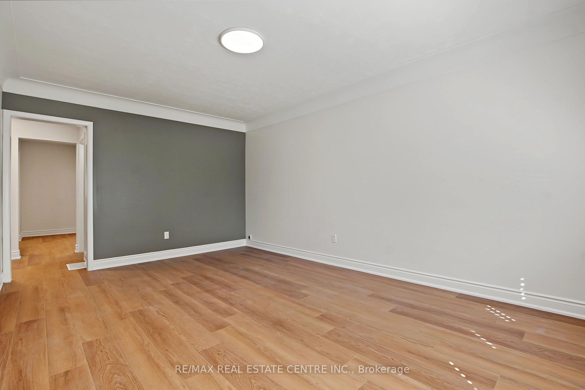 Photo 10 of 143 Elgin Crescent, Waterloo, Lincoln Heights — HOMEH