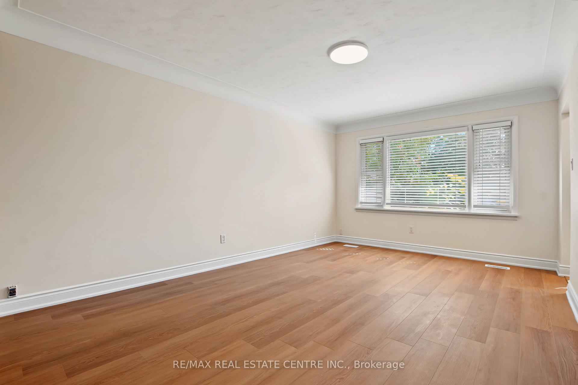Photo 11 of 143 Elgin Crescent, Waterloo, Lincoln Heights — HOMEH