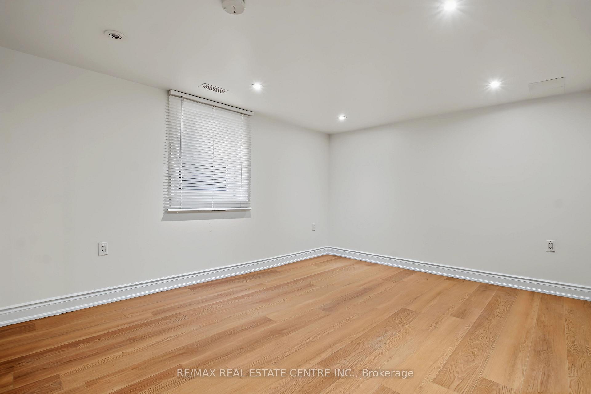 Photo 16 of 143 Elgin Crescent, Waterloo, Lincoln Heights — HOMEH