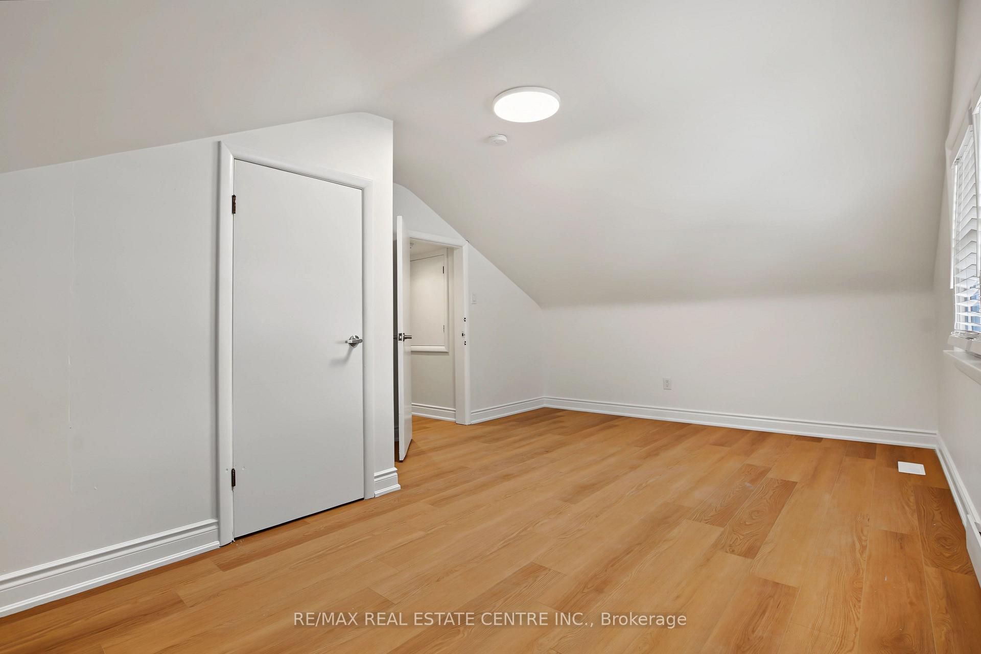 Photo 20 of 143 Elgin Crescent, Waterloo, Lincoln Heights — HOMEH