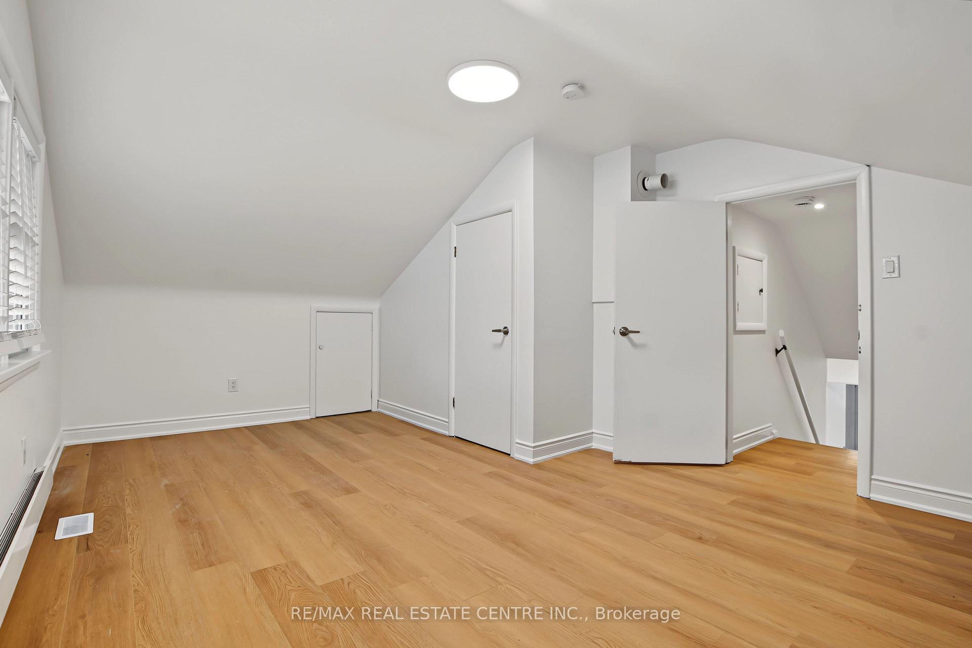 Photo 21 of 143 Elgin Crescent, Waterloo, Lincoln Heights — HOMEH