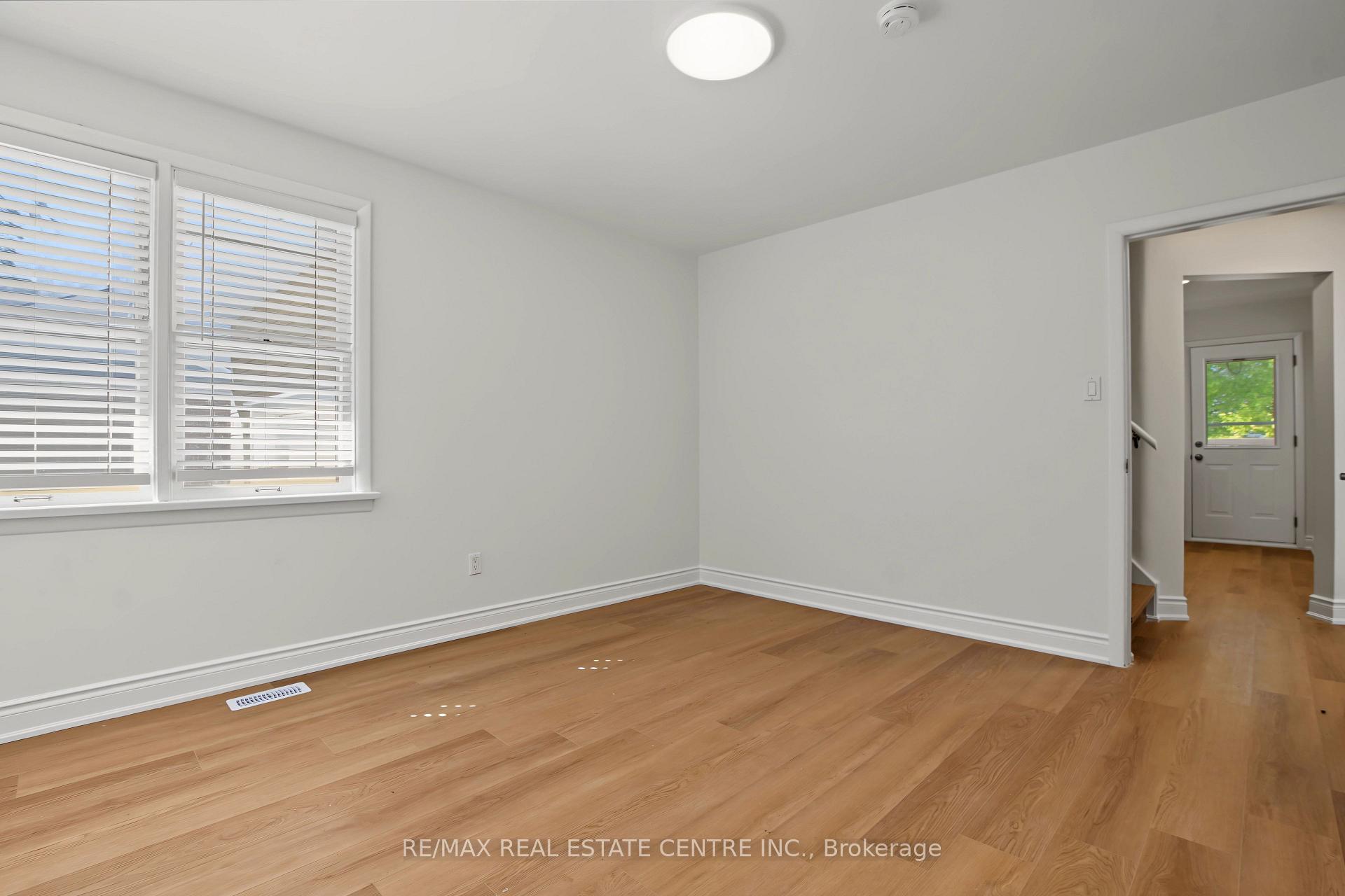 Photo 25 of 143 Elgin Crescent, Waterloo, Lincoln Heights — HOMEH