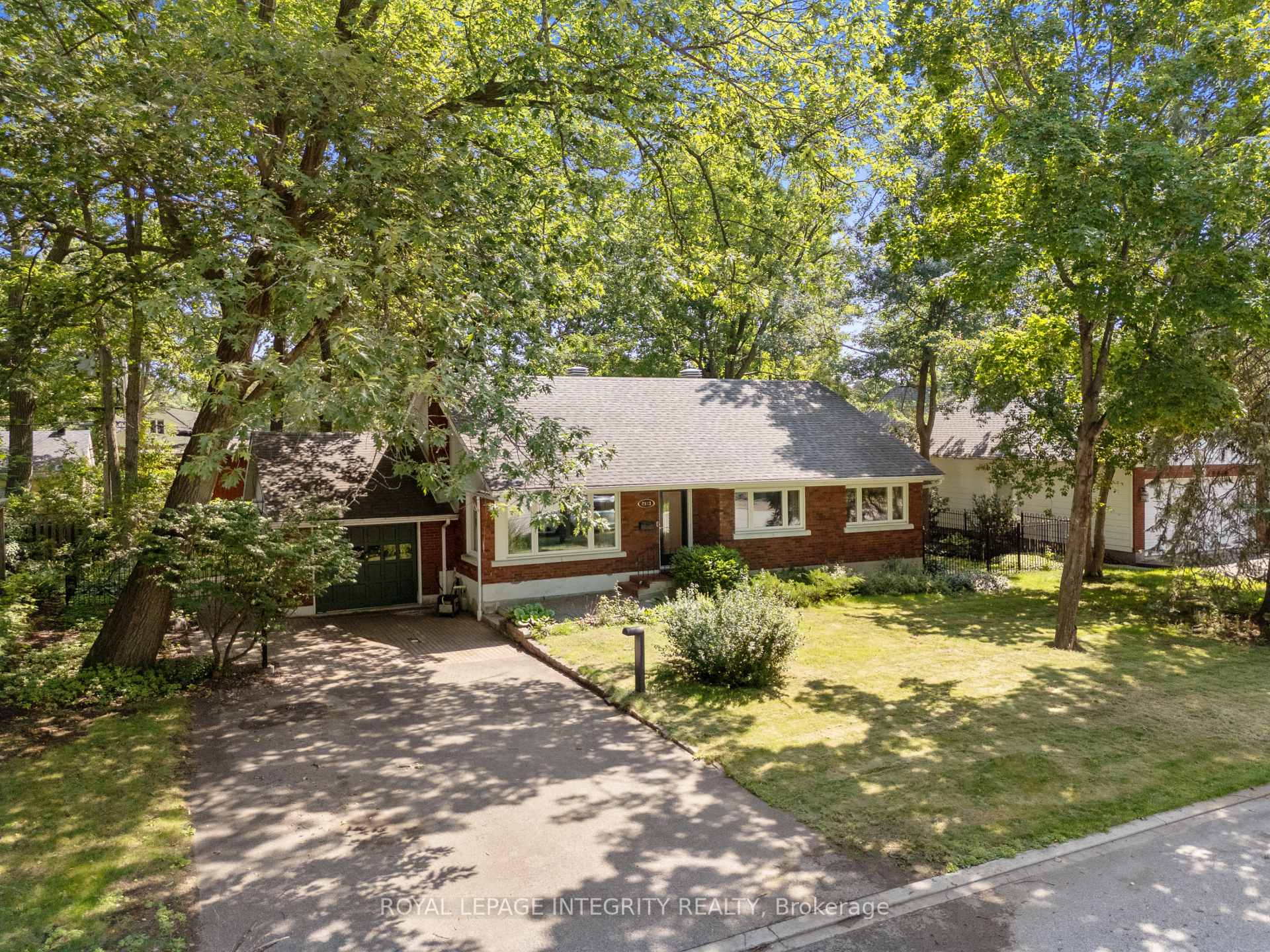 Photo 2 of 2183 Woodcrest Road, Ottawa, Alta Vista/Faircrest Heights — HOMEH
