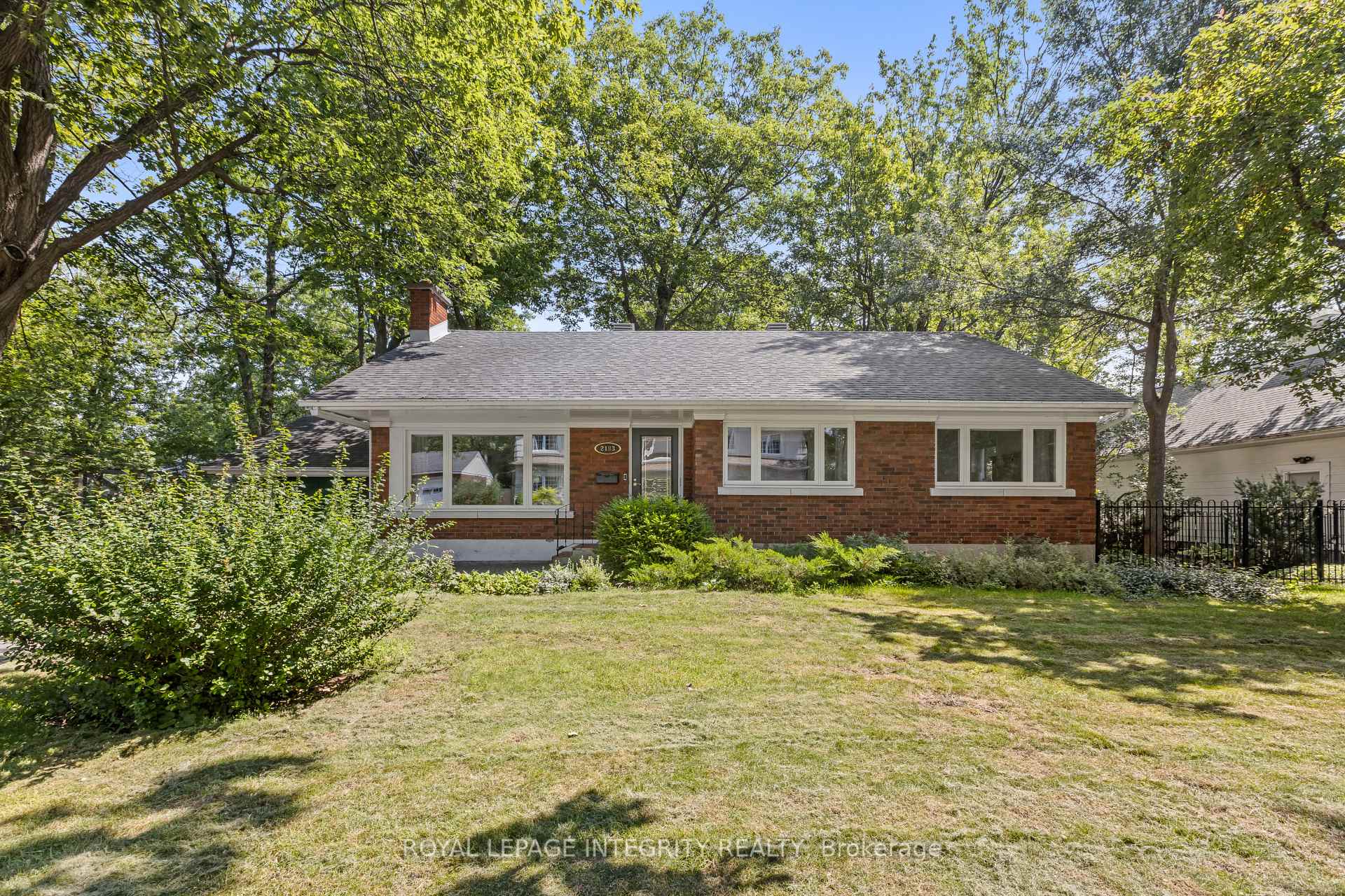 Photo 3 of 2183 Woodcrest Road, Ottawa, Alta Vista/Faircrest Heights — HOMEH