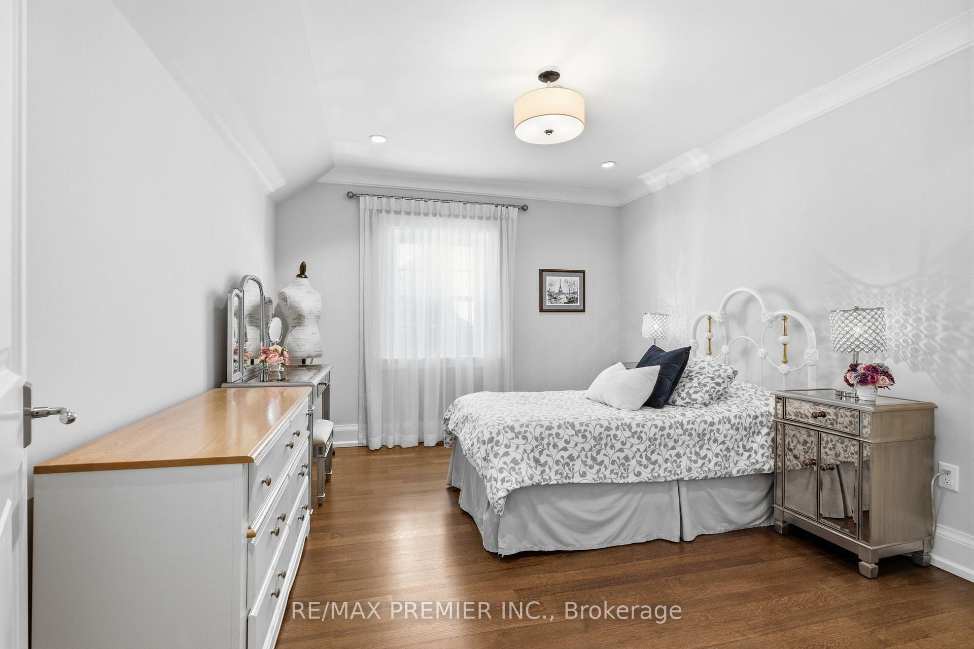 Photo 32 of 132 The Kingsway, Etobicoke, Kingsway South — HOMEH