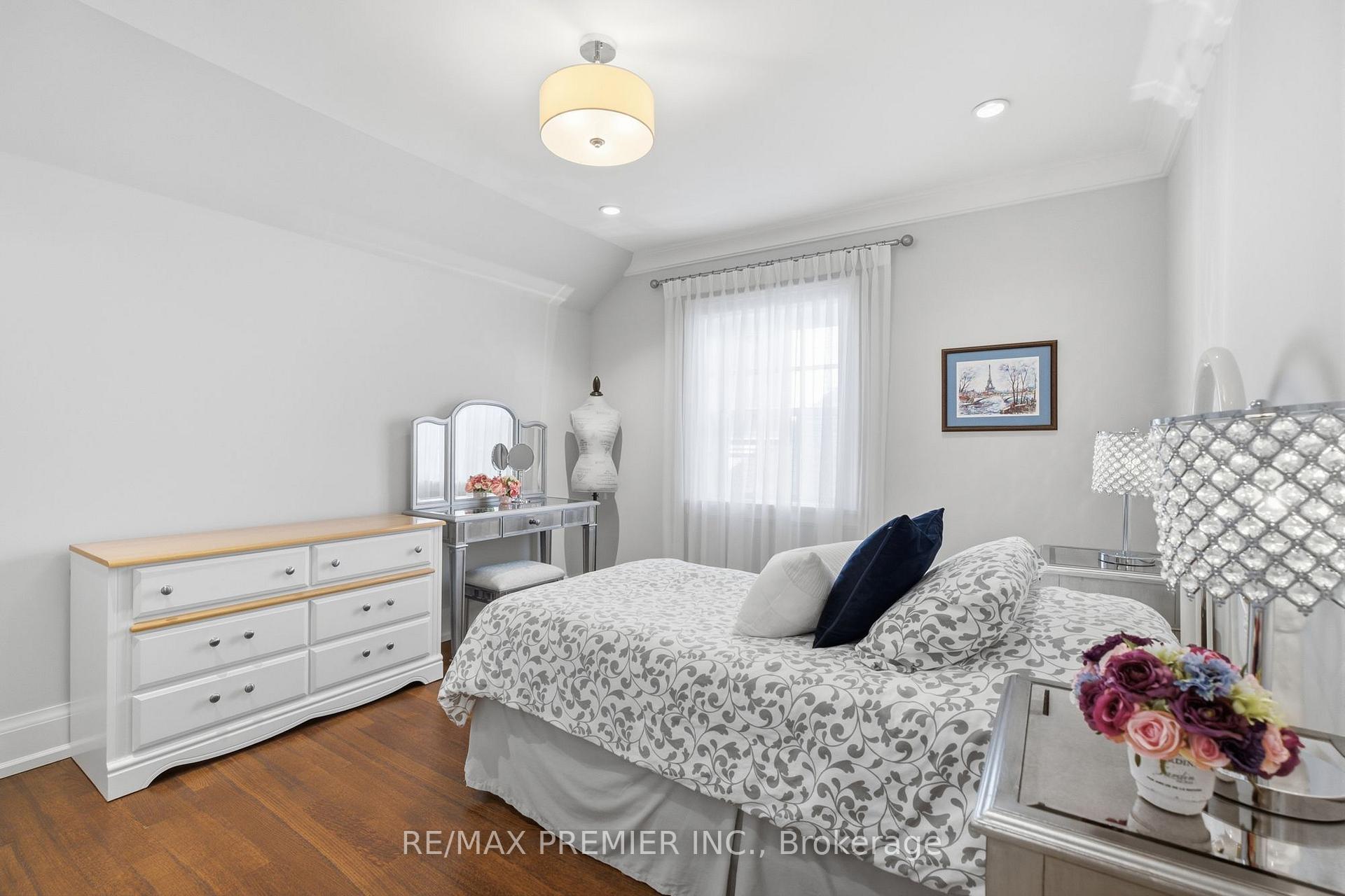 Photo 33 of 132 The Kingsway, Etobicoke, Kingsway South — HOMEH