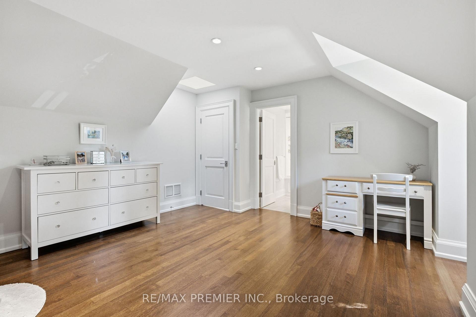 Photo 34 of 132 The Kingsway, Etobicoke, Kingsway South — HOMEH