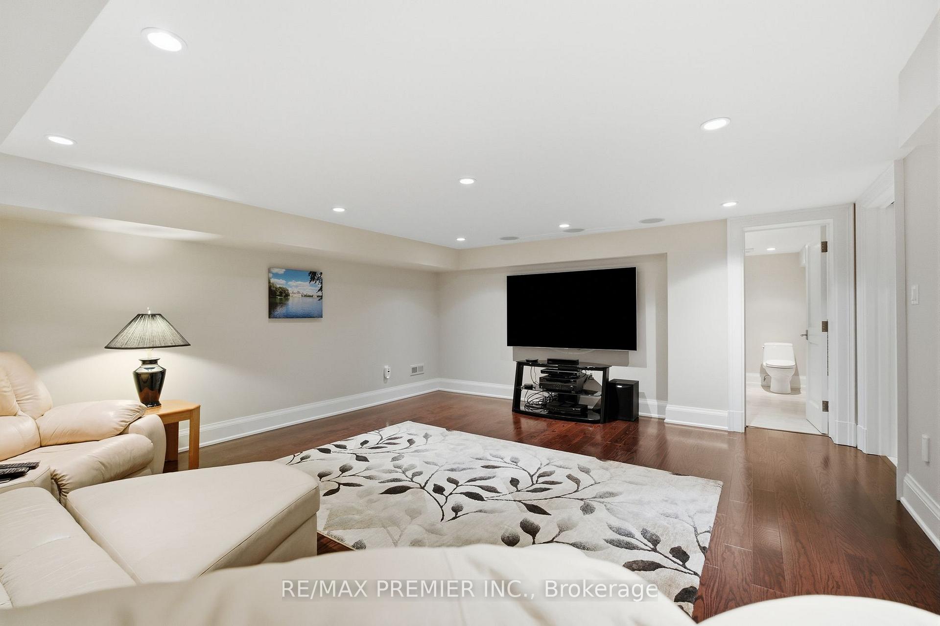 Photo 36 of 132 The Kingsway, Etobicoke, Kingsway South — HOMEH