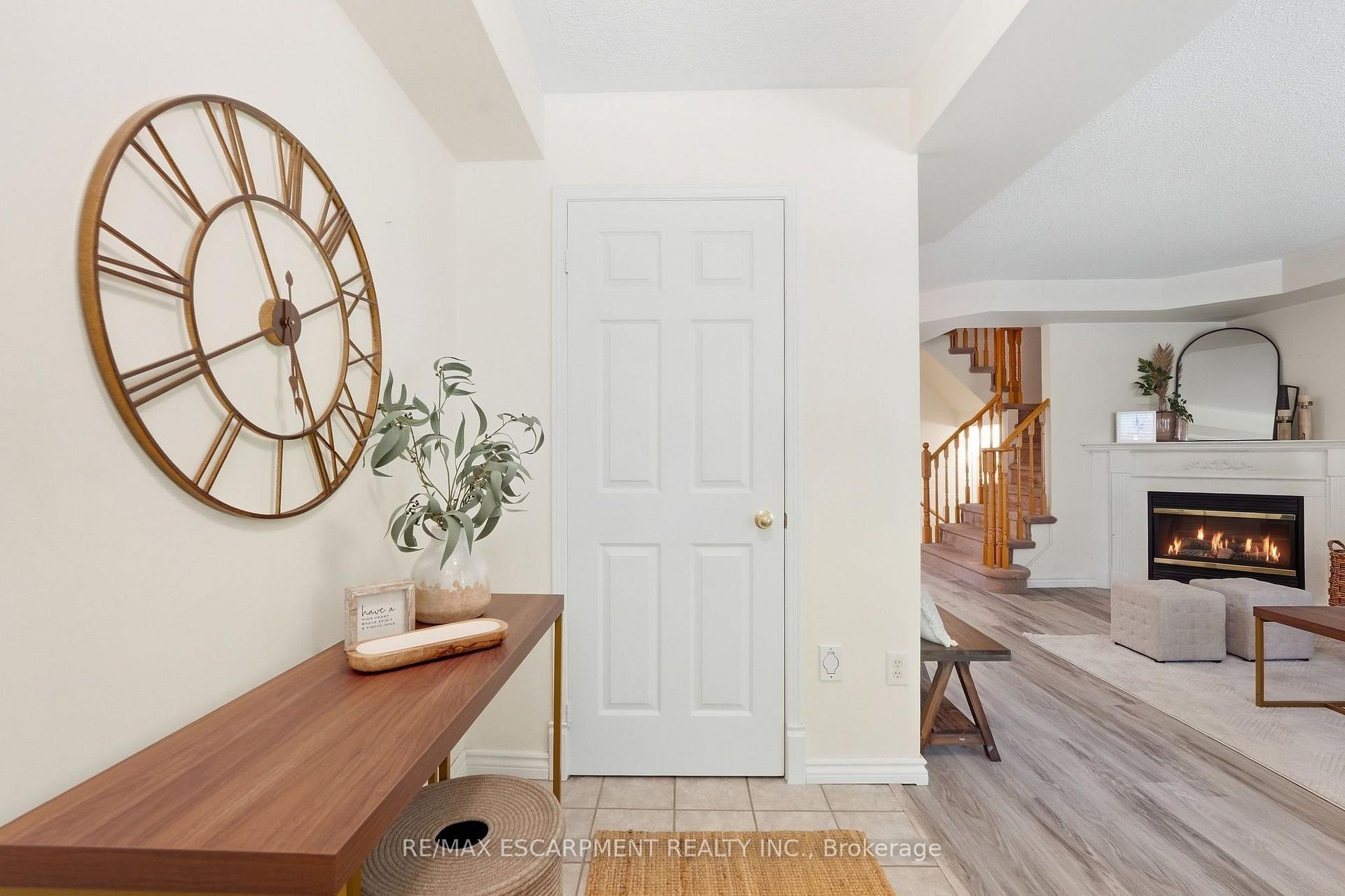 Photo 5 of 219 Gatwick Drive, Oakville, River Oaks — HOMEH