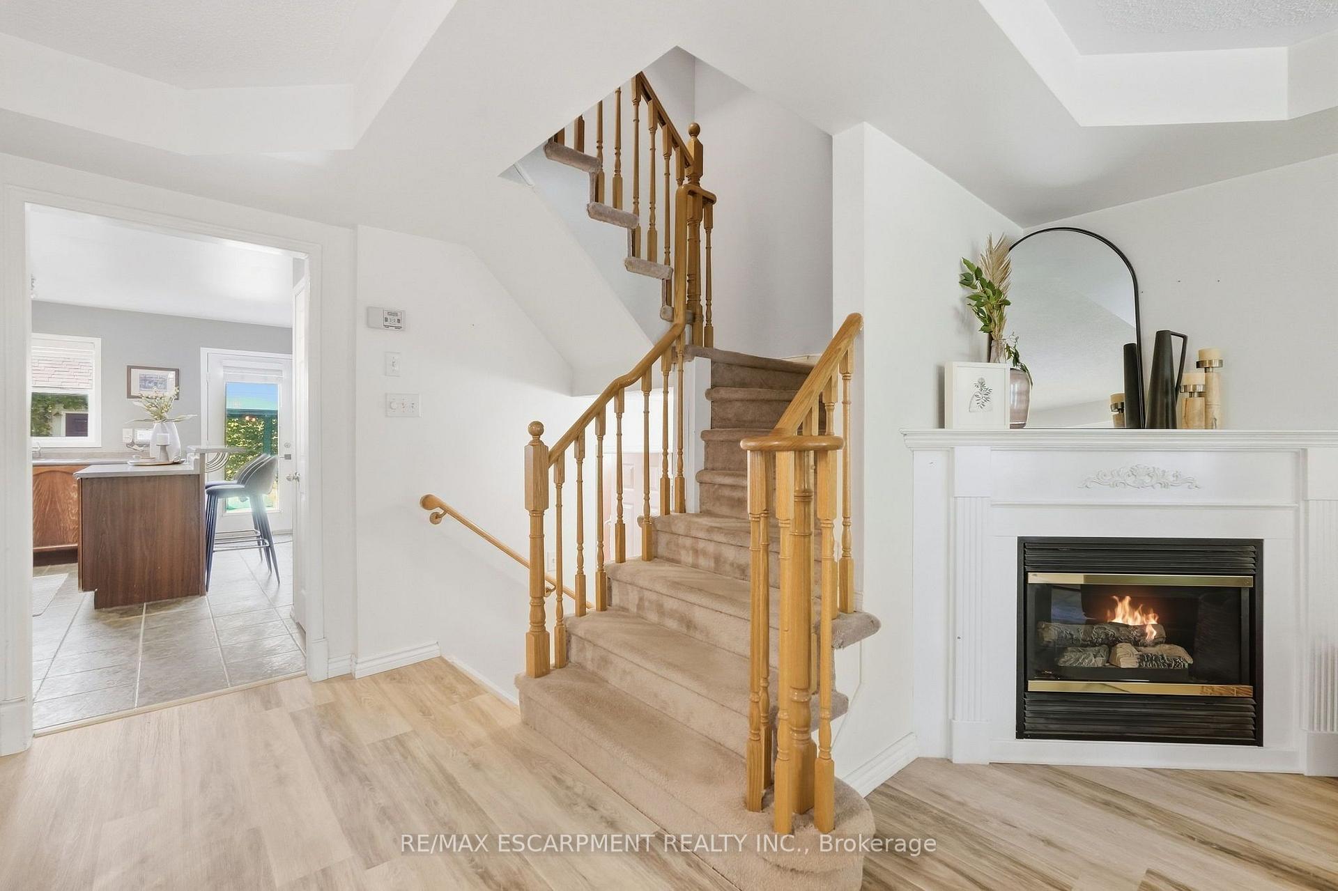 Photo 10 of 219 Gatwick Drive, Oakville, River Oaks — HOMEH