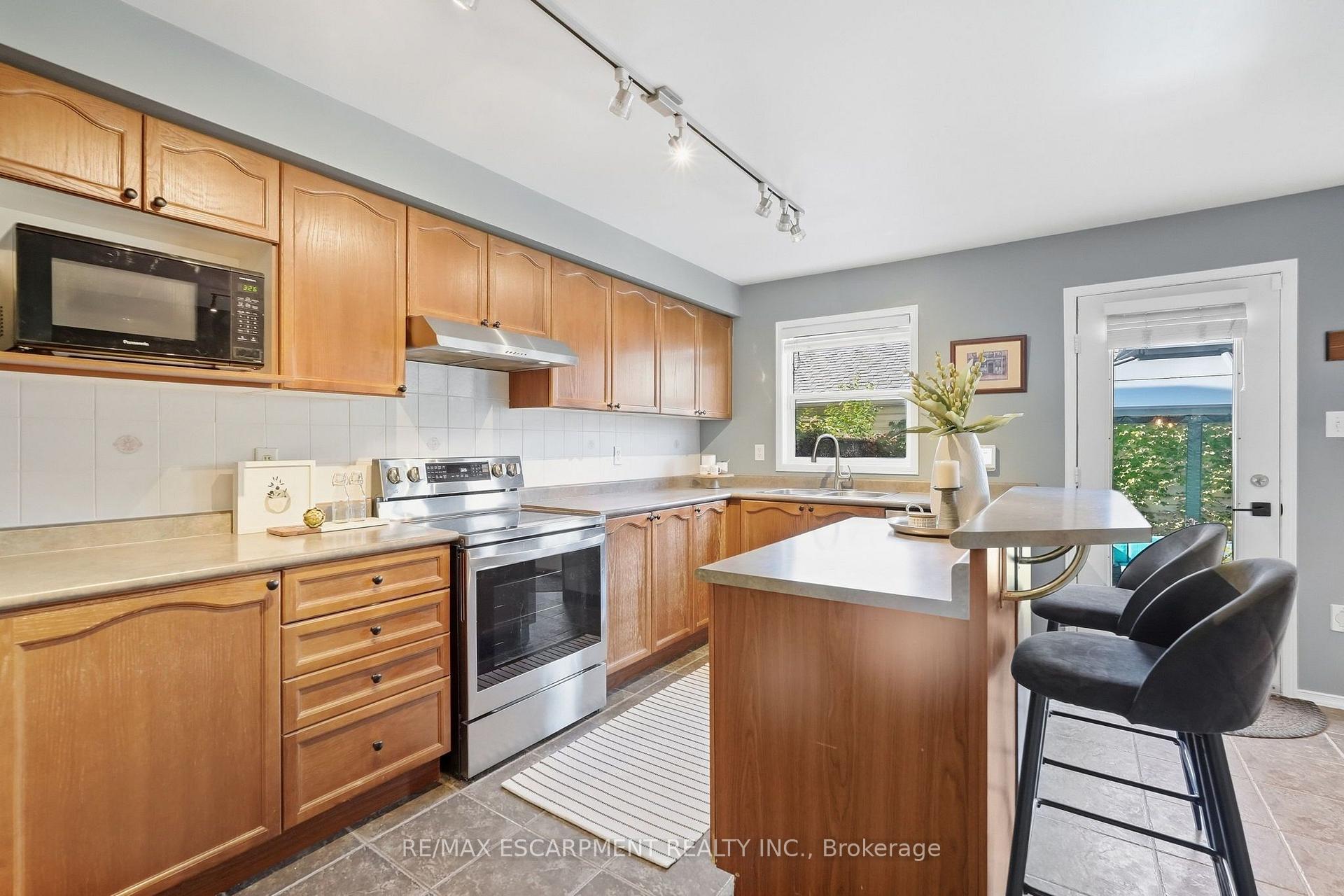 Photo 13 of 219 Gatwick Drive, Oakville, River Oaks — HOMEH
