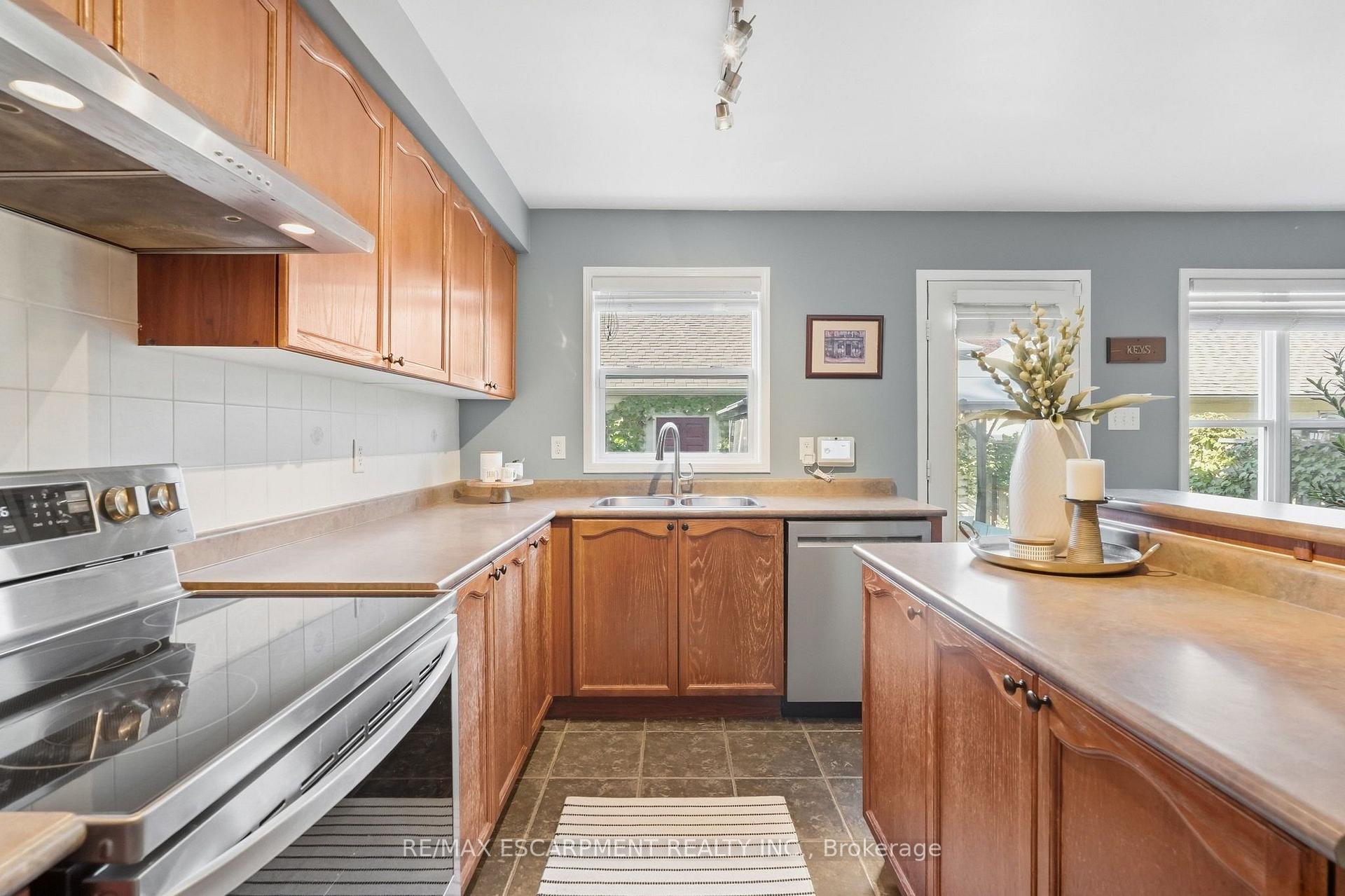 Photo 14 of 219 Gatwick Drive, Oakville, River Oaks — HOMEH