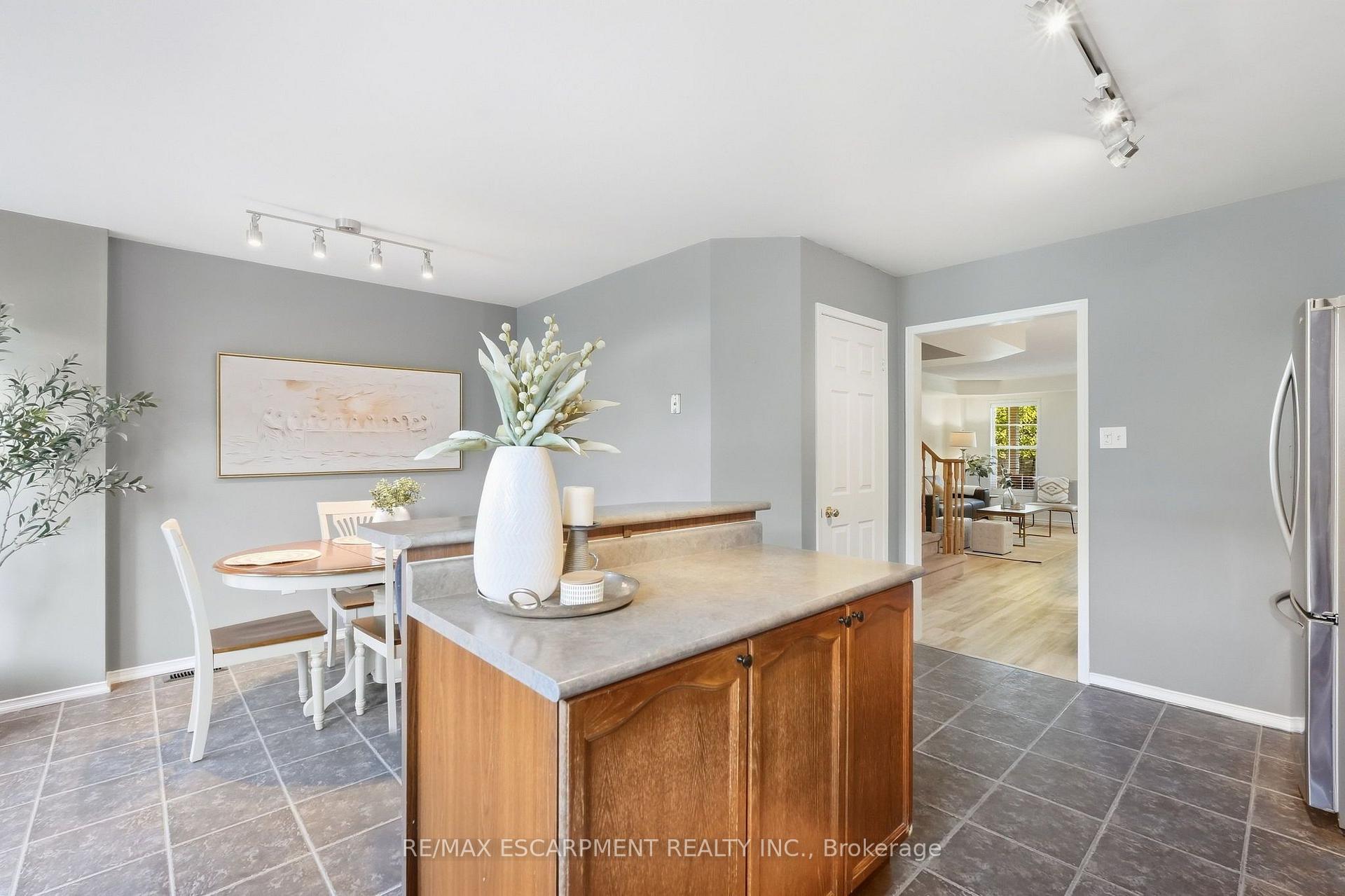 Photo 15 of 219 Gatwick Drive, Oakville, River Oaks — HOMEH