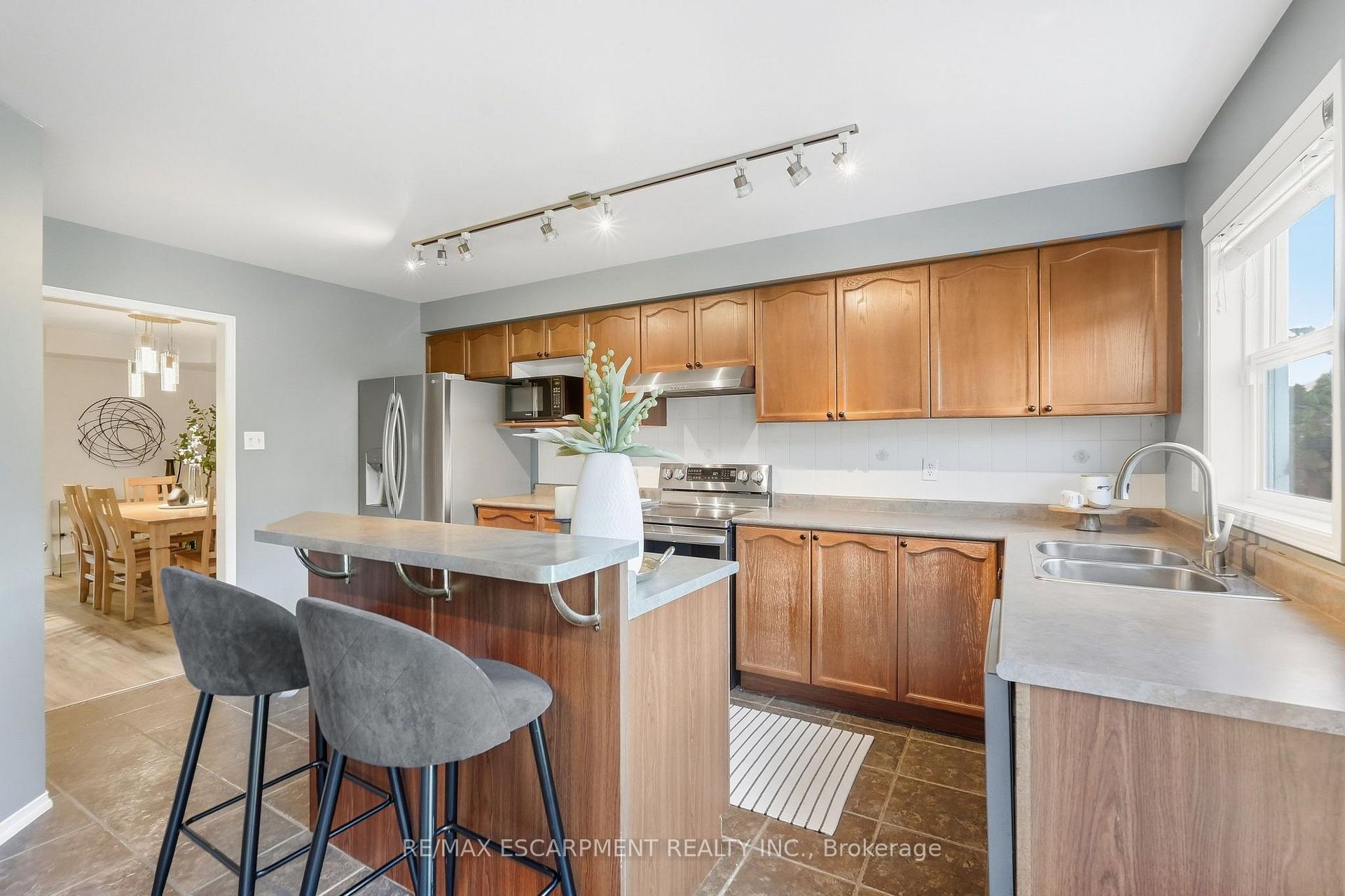 Photo 16 of 219 Gatwick Drive, Oakville, River Oaks — HOMEH