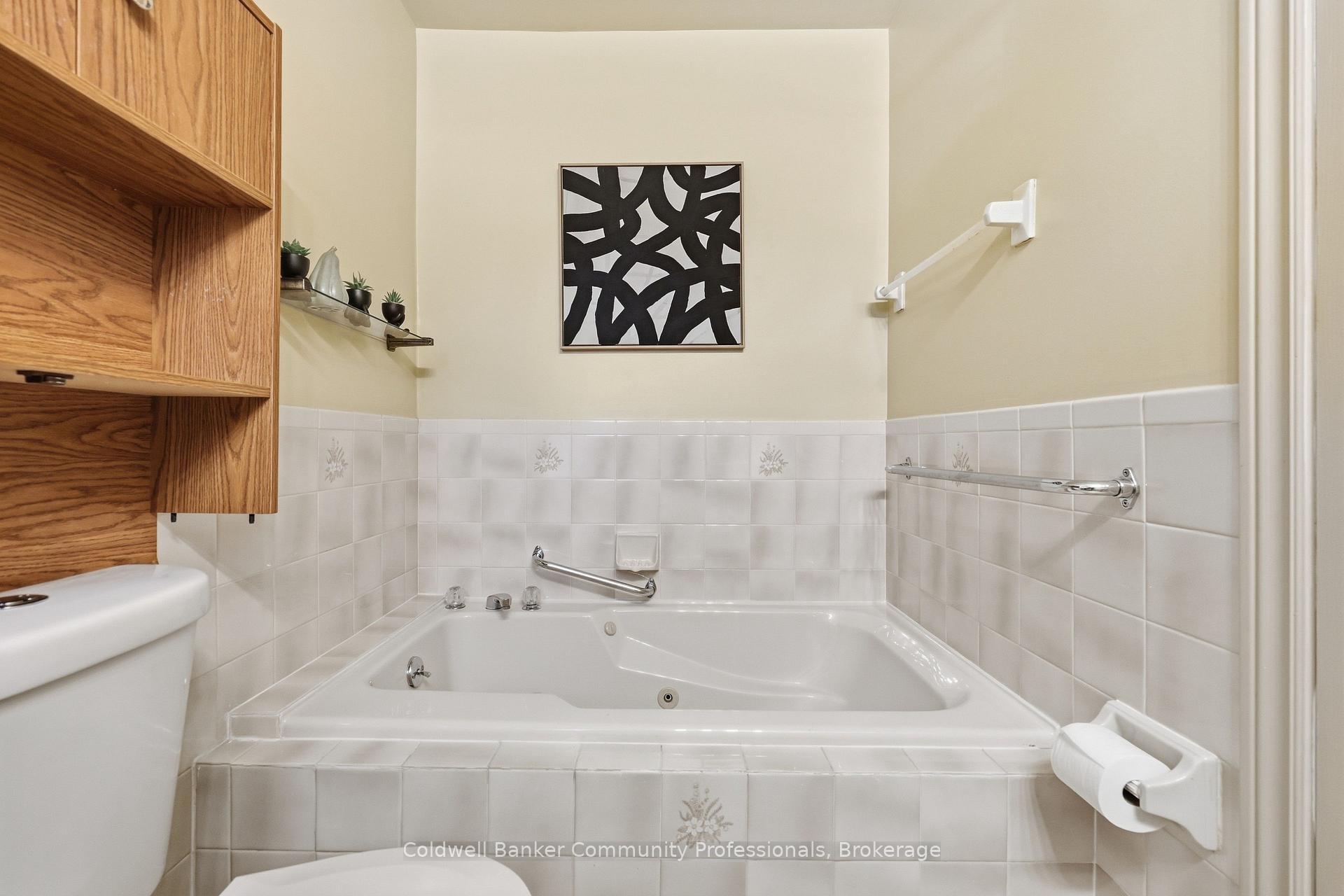 Photo 11 of Unit 10, 14 Brucedale Avenue E, Hamilton, Centremount — HOMEH