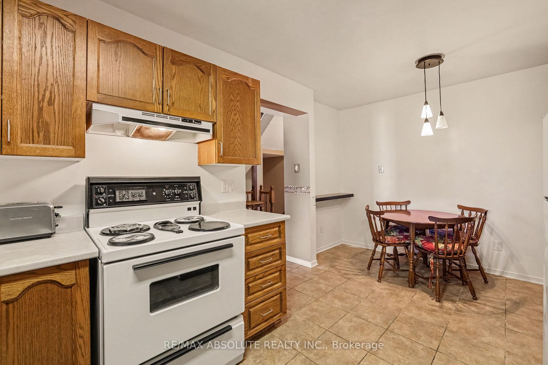 Photo 13 of 42 Roblyn Way, Ottawa, Barrhaven East — HOMEH