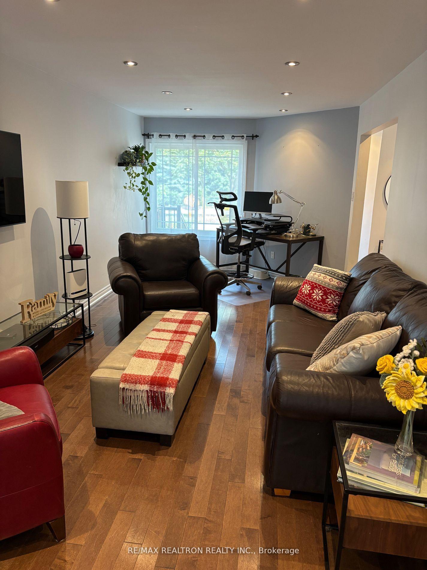 Photo 3 of 6 Joanna Crescent, Vaughan, Crestwood-Springfarm-Yorkhill — HOMEH